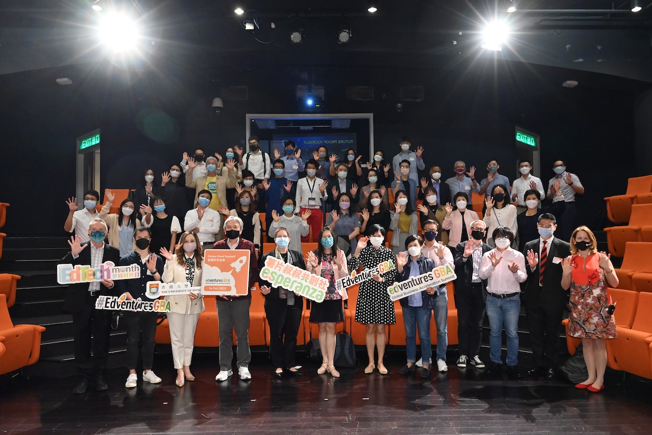 「全球教育科技峰會」於10月14日舉行,圖為現場出席峰會的嘉賓合照。(薯片叔叔共創社提供) 「全球教育科技峰會」於10月14日舉行,圖為現場出席峰會的嘉賓合照。(薯片叔叔共創社提供)