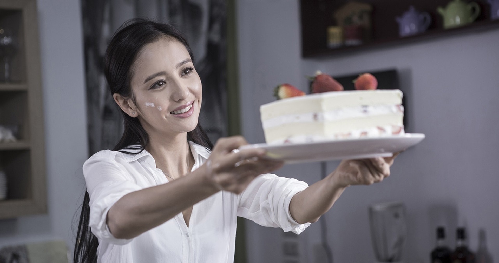 女生因忙於學業而拒絕為表弟生日做蛋糕,後來因姨媽承諾會給予所有費用才幫忙,沒料到竟被走數。(《驚心破》劇照) 女生因忙於學業而拒絕為表弟生日做蛋糕,後來因姨媽承諾會給予所有費用才幫忙,沒料到竟被走數。(《驚心破》劇照)