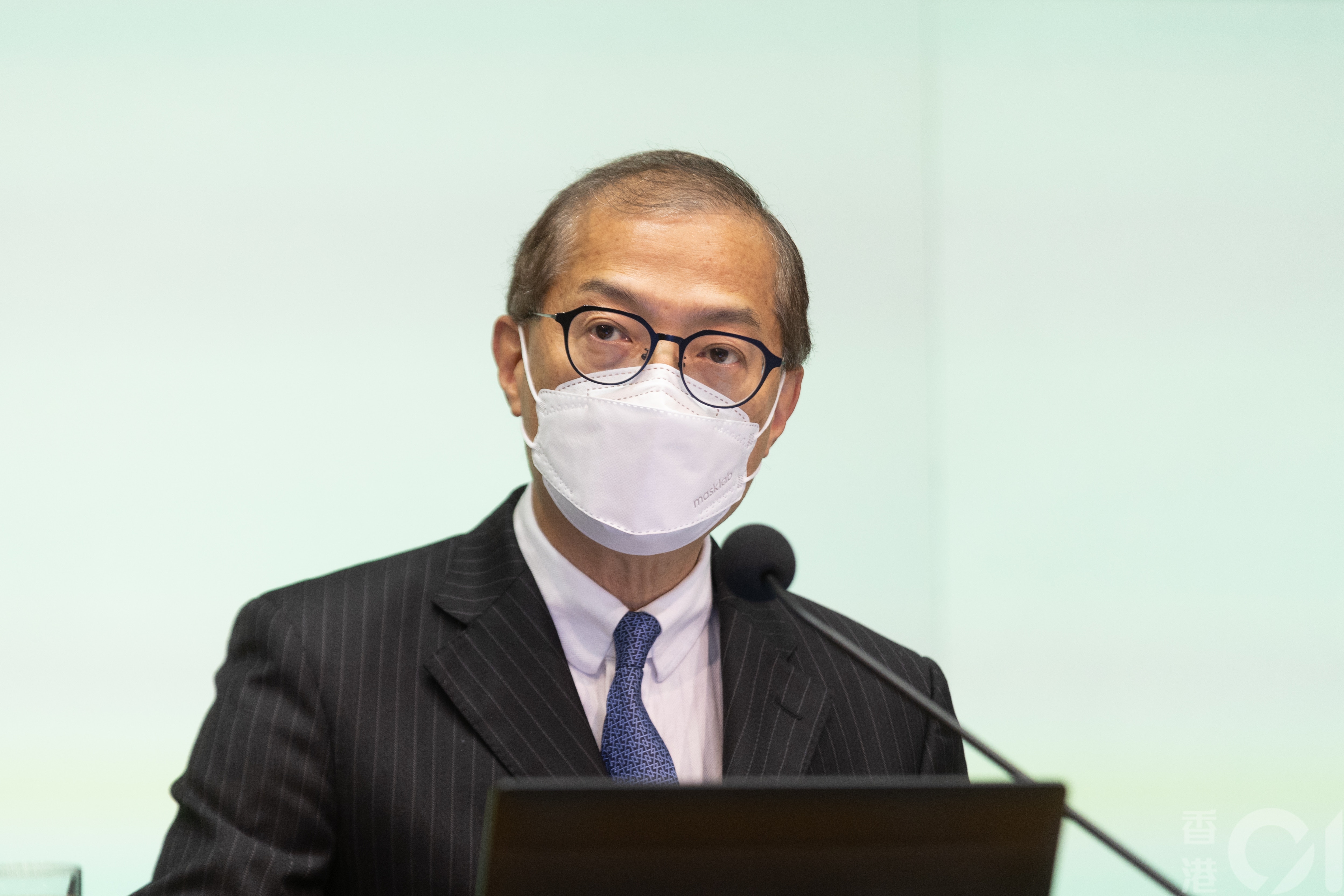 醫務衞生局局長盧寵茂在施政報告記者上至少4次被問到免針紙敗訴事宜，但均表未有機會了解詳情，稍後與律政司研究判詞。（梁鵬威攝）