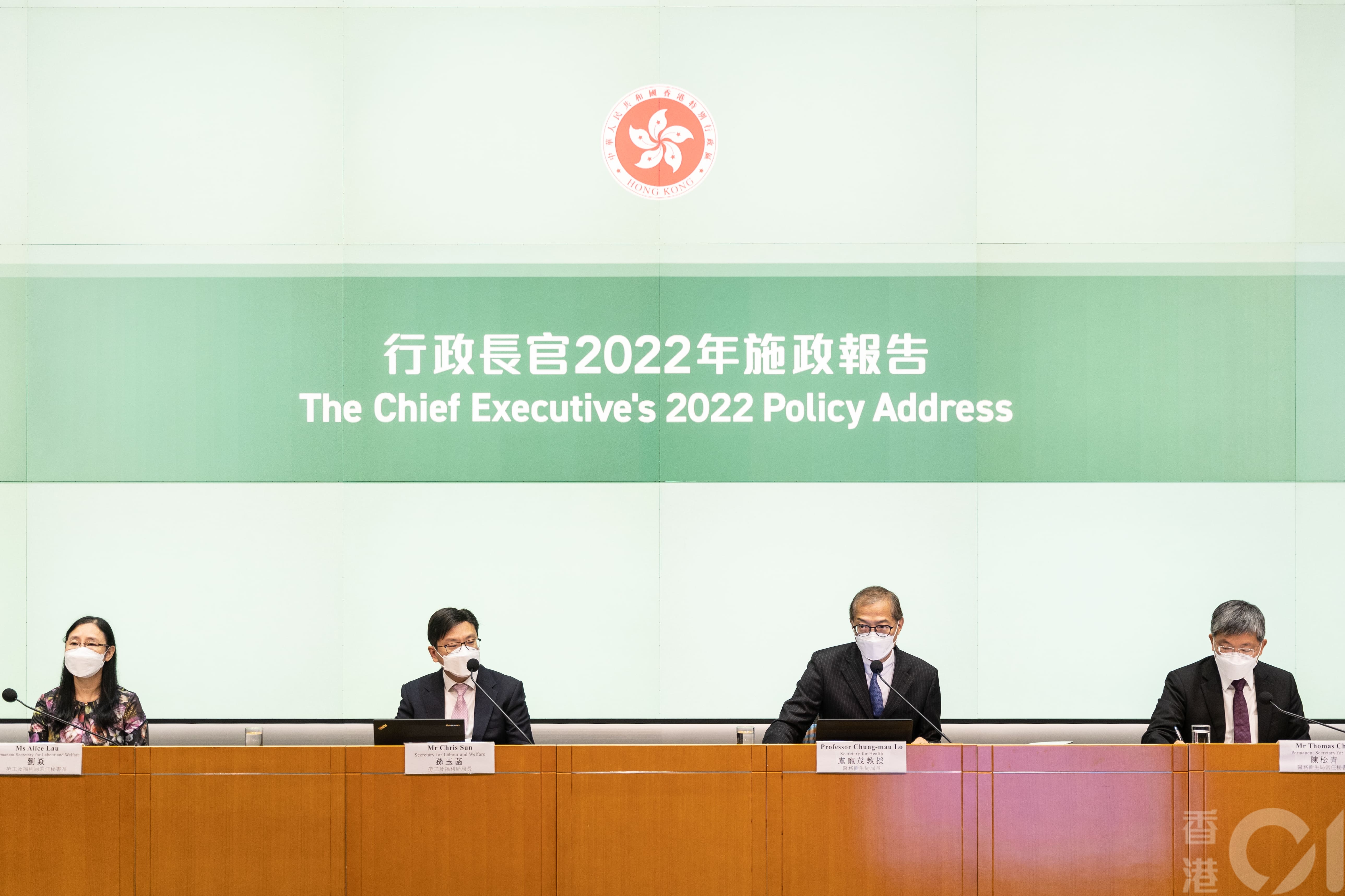 醫務衞生局局長盧寵茂（右二)在施政報告記者上至少4次被問到免針紙敗訴事宜，但均表未有機會了解詳情，稍後與律政司研究判詞。（梁鵬威攝）