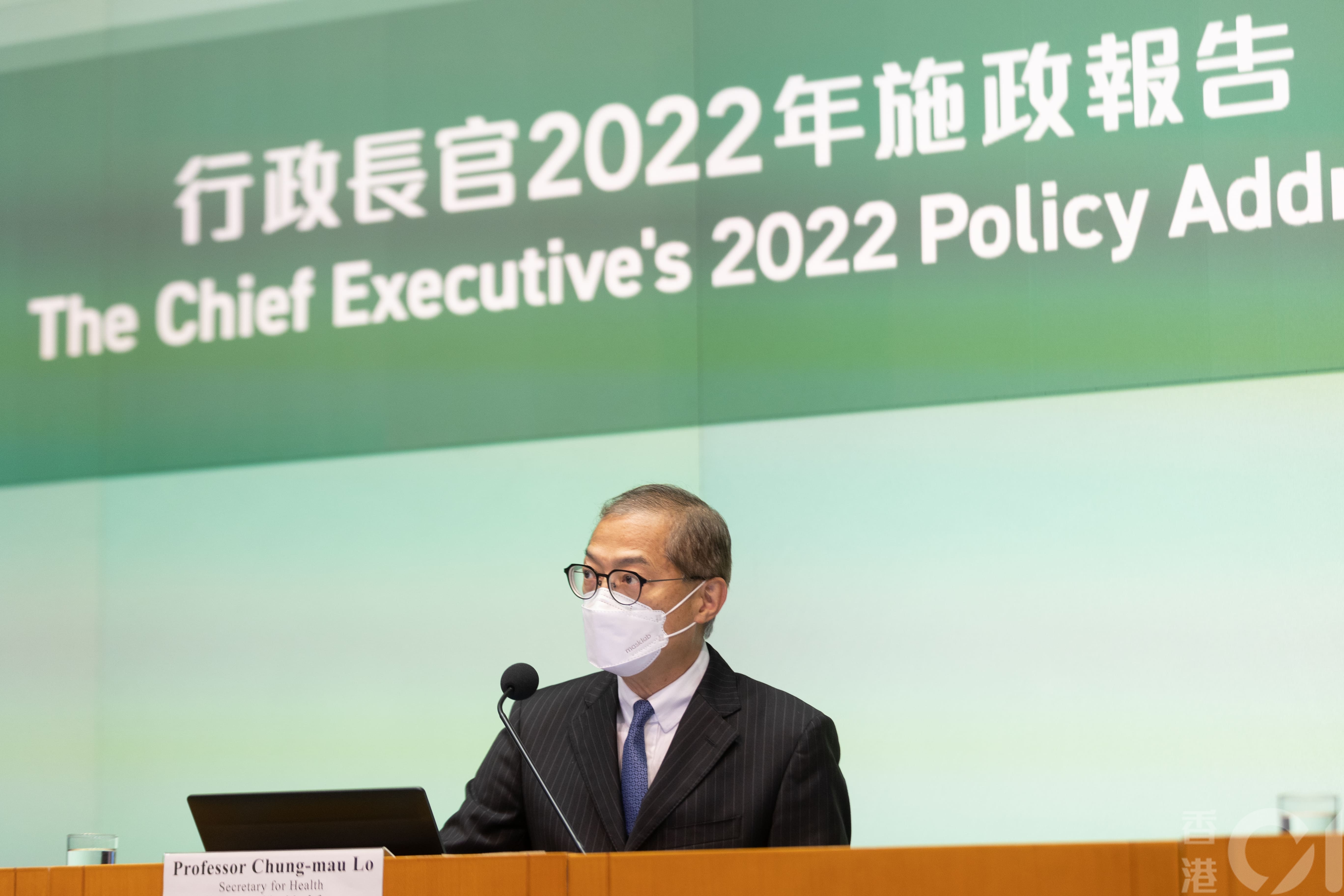 醫務衞生局局長盧寵茂在施政報告記者上至少4次被問到免針紙敗訴事宜，但均表未有機會了解詳情，稍後與律政司研究判詞。（梁鵬威攝）