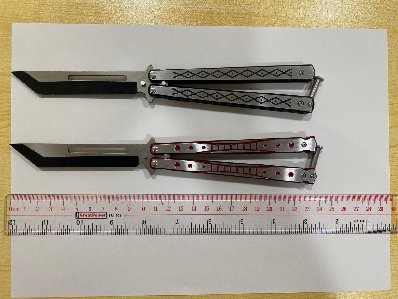 警行動中檢獲摺刀。