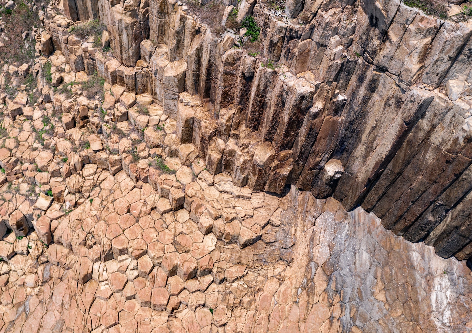 香港地質公園六角火山岩柱群入選百大地質遺產地與大峽谷齊名 香港地質公園六角火山岩柱群入選百大地質遺產地與大峽谷齊名