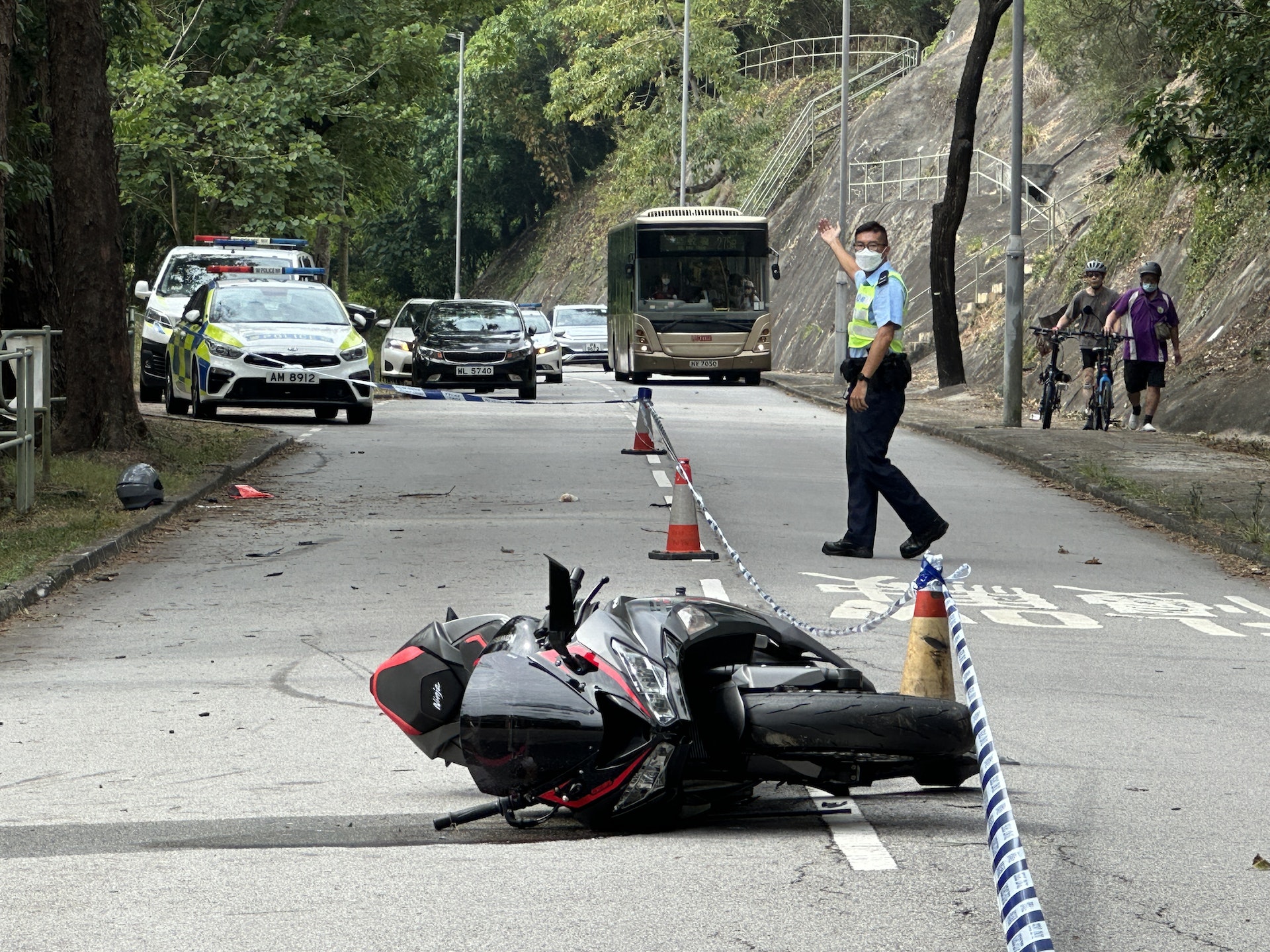 肇事電單車橫亘路中。(鄭嘉惠攝) 肇事電單車橫亘路中。(鄭嘉惠攝)
