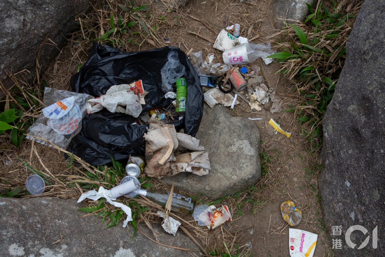 行山時不難發現垃圾的蹤影。(資料圖片 / 張浩維攝) 行山時不難發現垃圾的蹤影。(資料圖片 / 張浩維攝)
