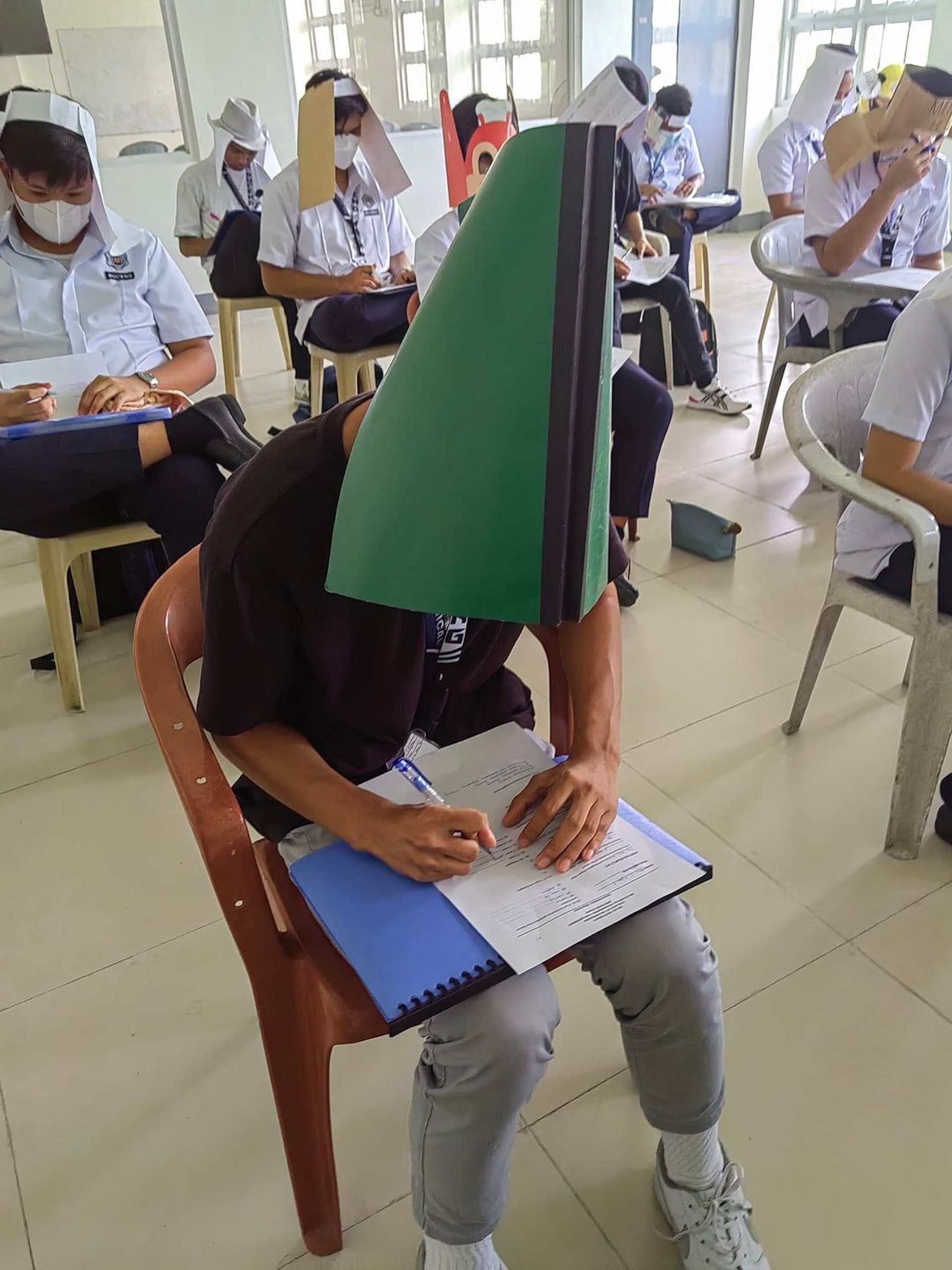 菲律賓的社群媒體近期瘋傳某大學的學生在考試期間戴著「防作弊裝置」的照片,每位學生的奇特創意也順利在全球爆紅。(IG@majjoymandz) 菲律賓的社群媒體近期瘋傳某大學的學生在考試期間戴著「防作弊裝置」的照片,每位學生的奇特創意也順利在全球爆紅。(IG@majjoymandz)