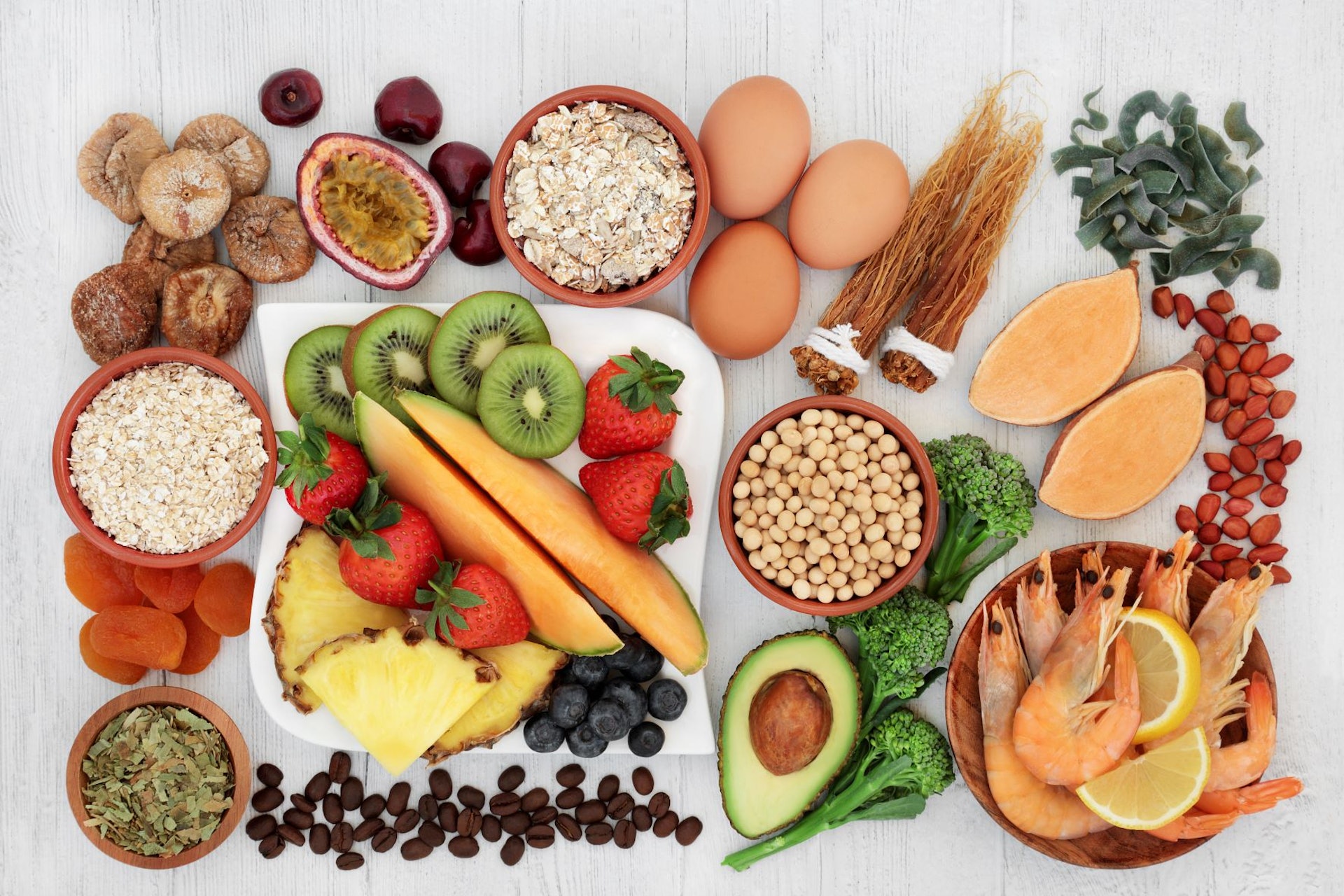 不少食物都有助穩定血糖，包括全穀類、高纖蔬菜、低甜度水果、黑色食物、菇類、豆類和堅果類。（圖片：Shutterstock）
