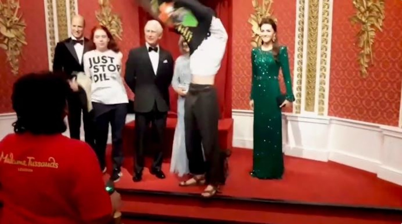 查理斯三世:兩名示威者抵達現場後脫去黑色外衣,露出寫有Just Stop Oil的白色衫(影片截圖) 查理斯三世:兩名示威者抵達現場後脫去黑色外衣,露出寫有Just Stop Oil的白色衫(影片截圖)