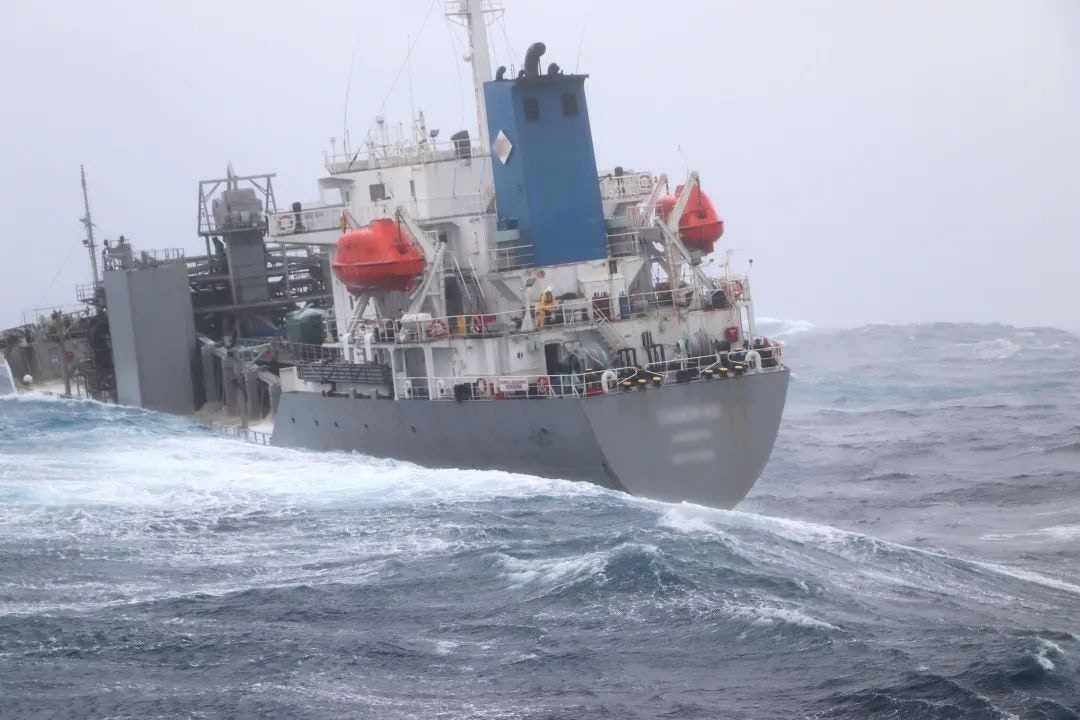 印尼籍货船在粤东海域遇险。 （微信公众号＠南海救助局）