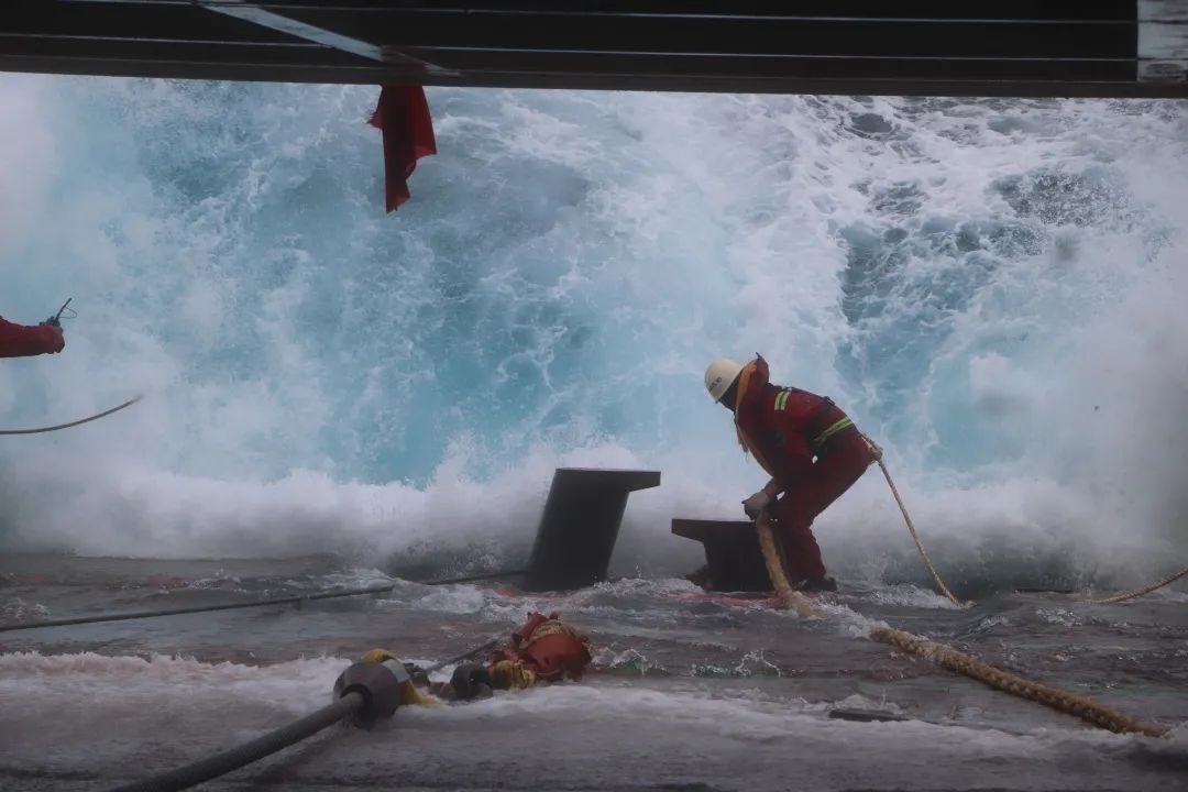 事发海域涌浪异常增大，「南海救113」轮后甲板上浪近2米。 （微信公众号＠南海救助局）