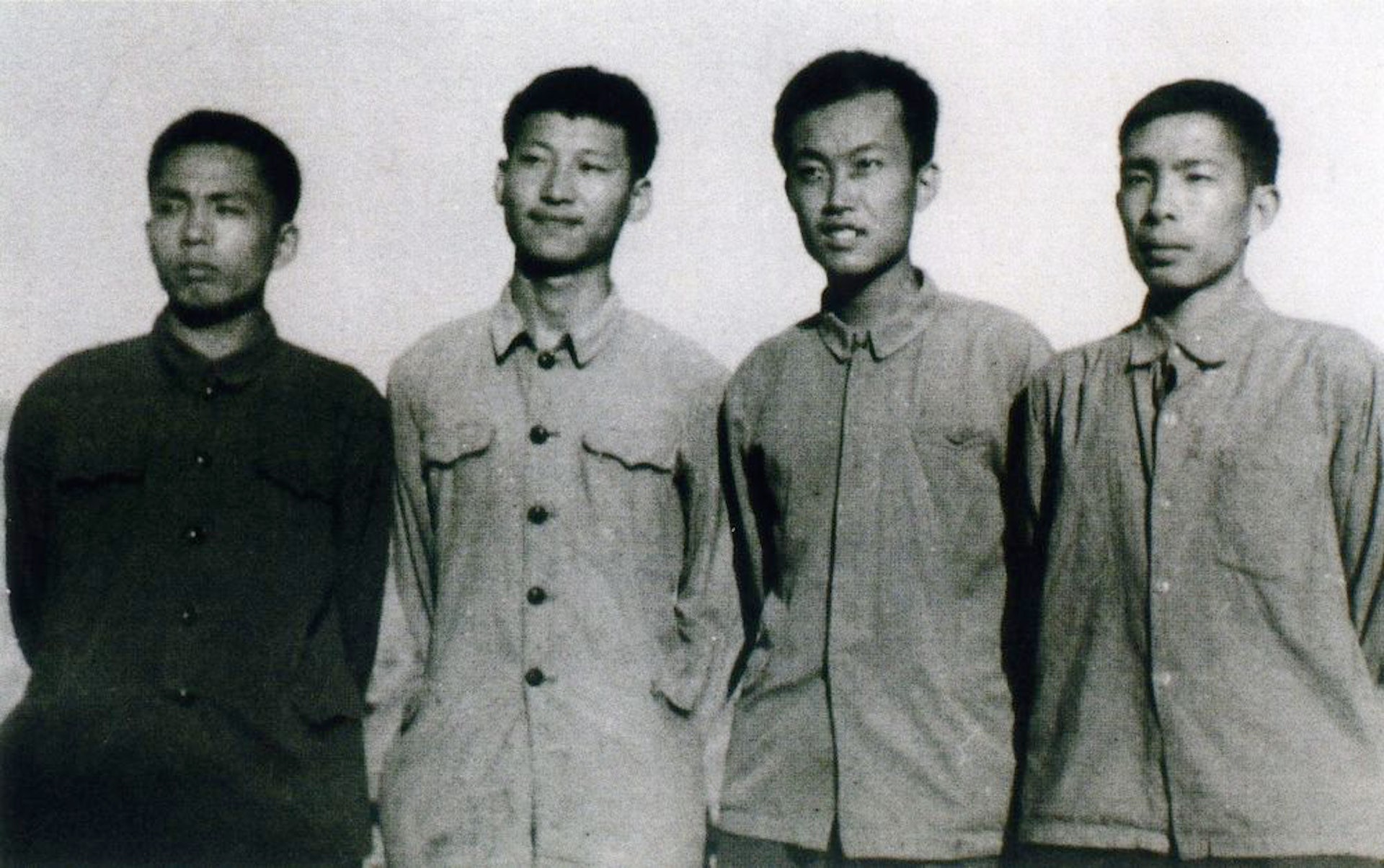 這是1973年上山下鄉時期,習近平(左二)在陝西省延川縣。(新華社) 這是1973年上山下鄉時期,習近平(左二)在陝西省延川縣。(新華社)