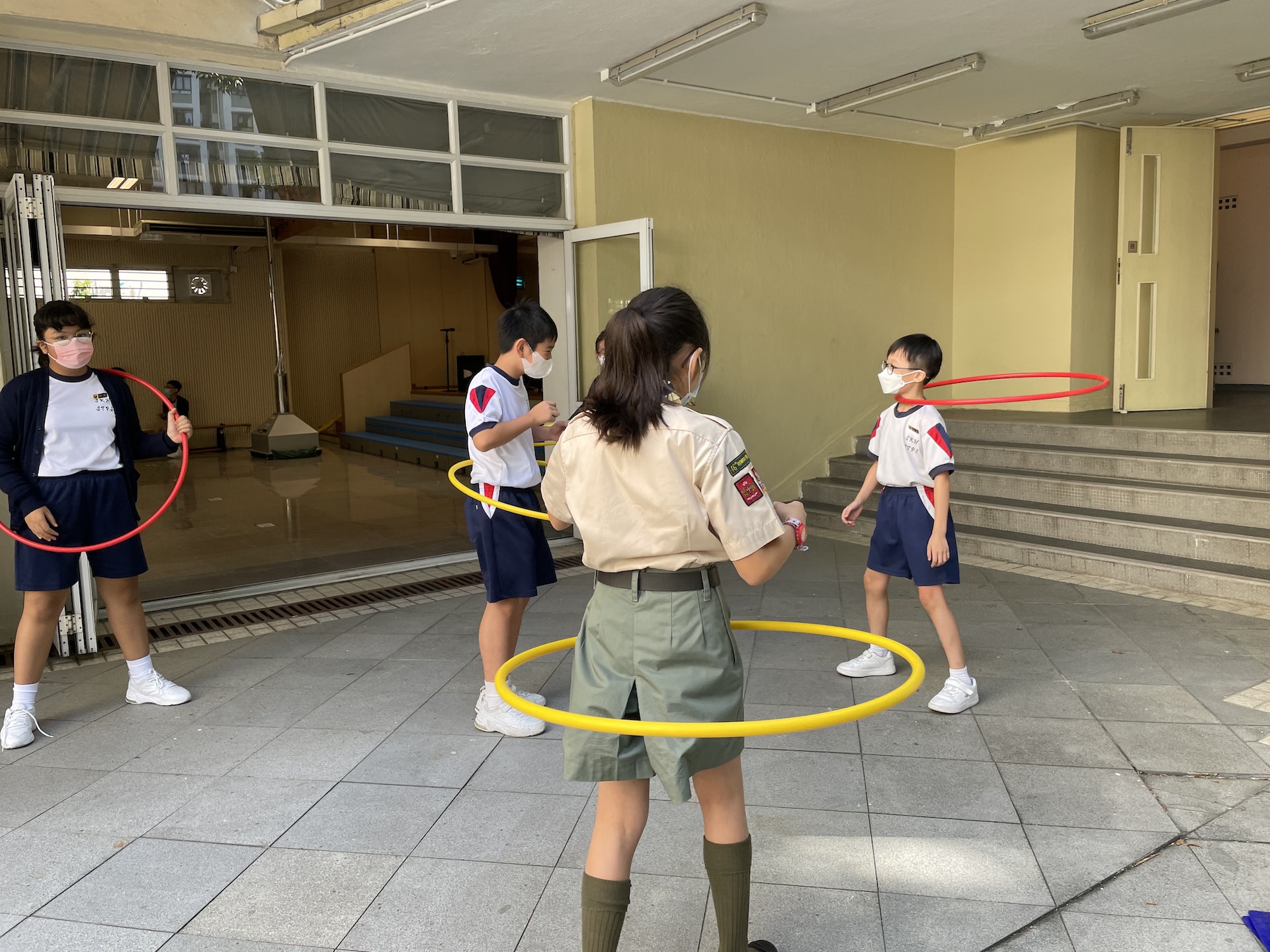 小息時,學生分批到操場玩呼拉圈,有學生更展示出連脖子和小腿都靈活轉動呼拉圈的才能。(聖公會聖提摩太小學提供) 小息時,學生分批到操場玩呼拉圈,有學生更展示出連脖子和小腿都靈活轉動呼拉圈的才能。(聖公會聖提摩太小學提供)