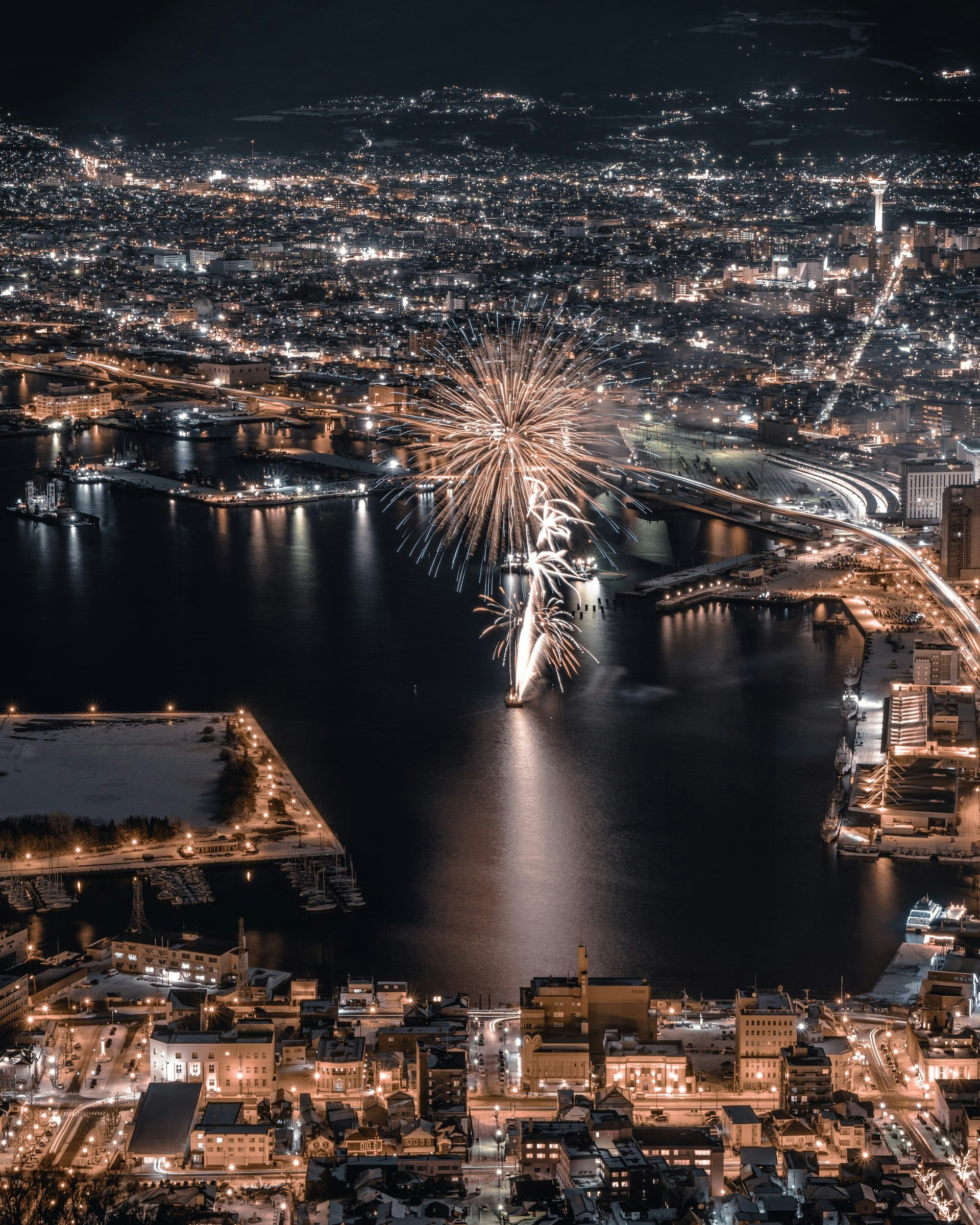 「日本嗰啲所謂三大夜景，同香港比全部都不外如是」（圖片來源：Unsplash@graham_powell_wood）