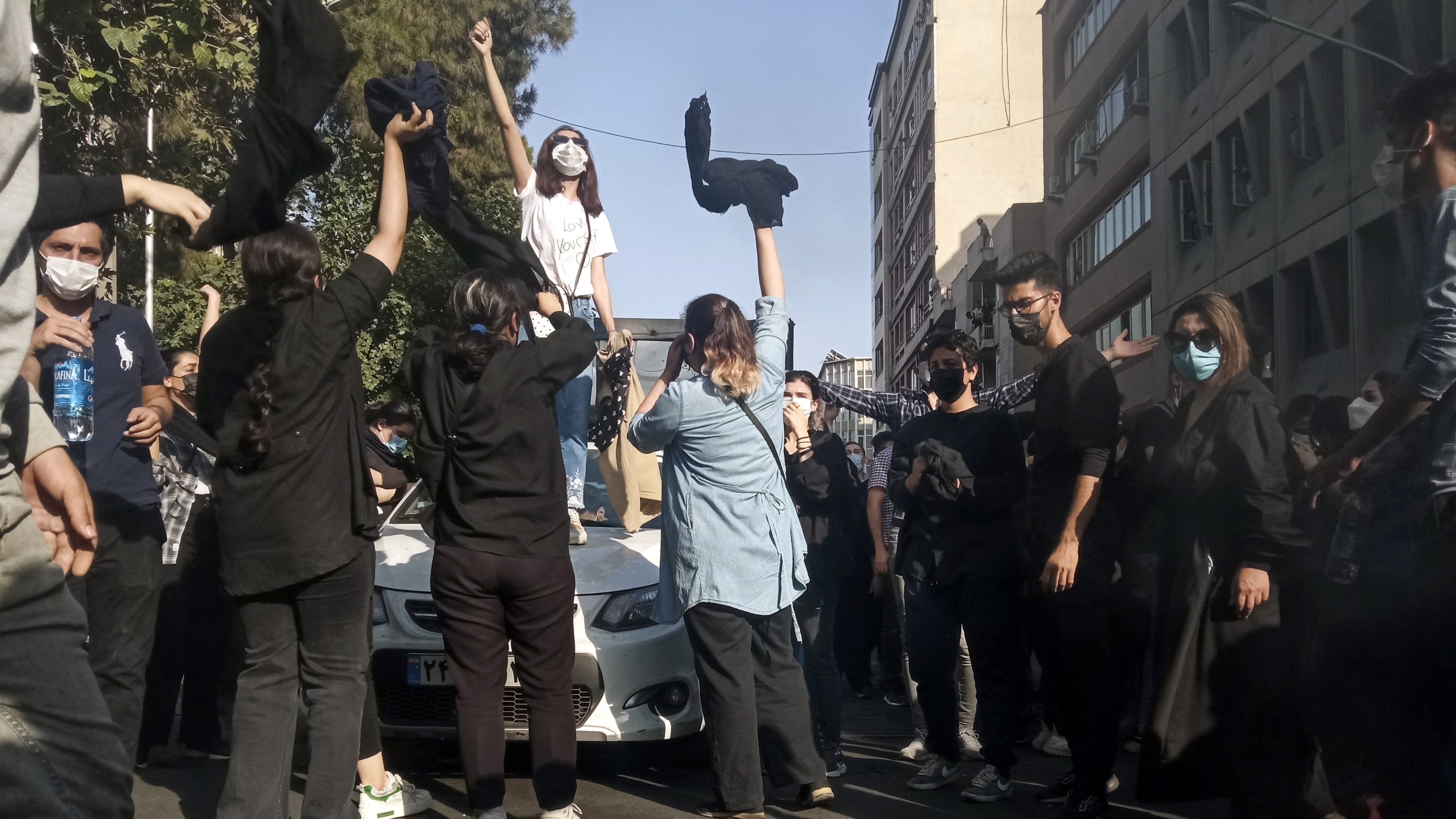 伊朗頭巾示威持續　抗爭民眾用衛生巾遮閉路電視鏡頭避監視