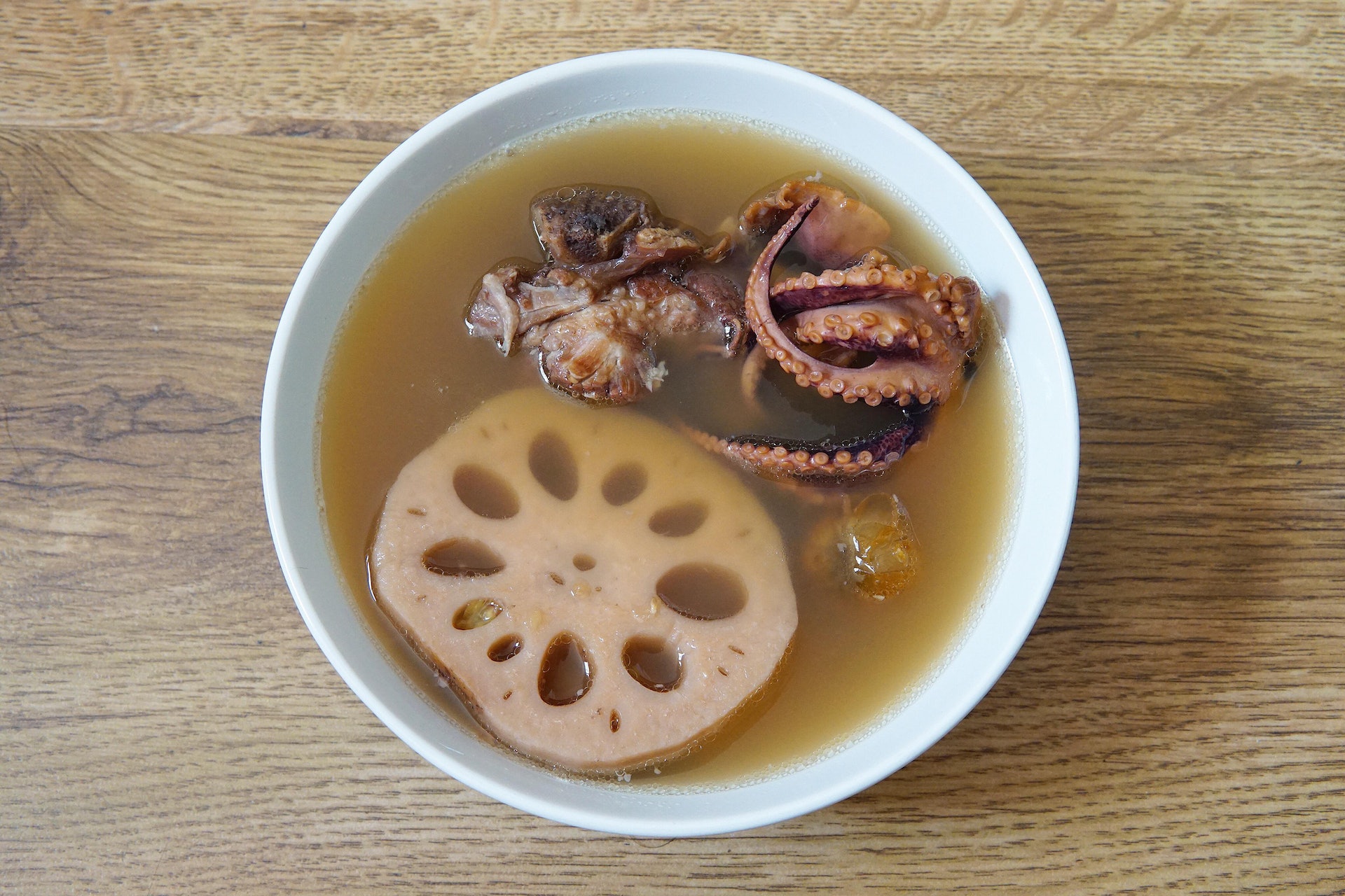 秋天宜吃白色食物養生,蓮藕屬其一,有益肺、養肺之效。(資料圖片) 秋天宜吃白色食物養生,蓮藕屬其一,有益肺、養肺之效。(資料圖片)