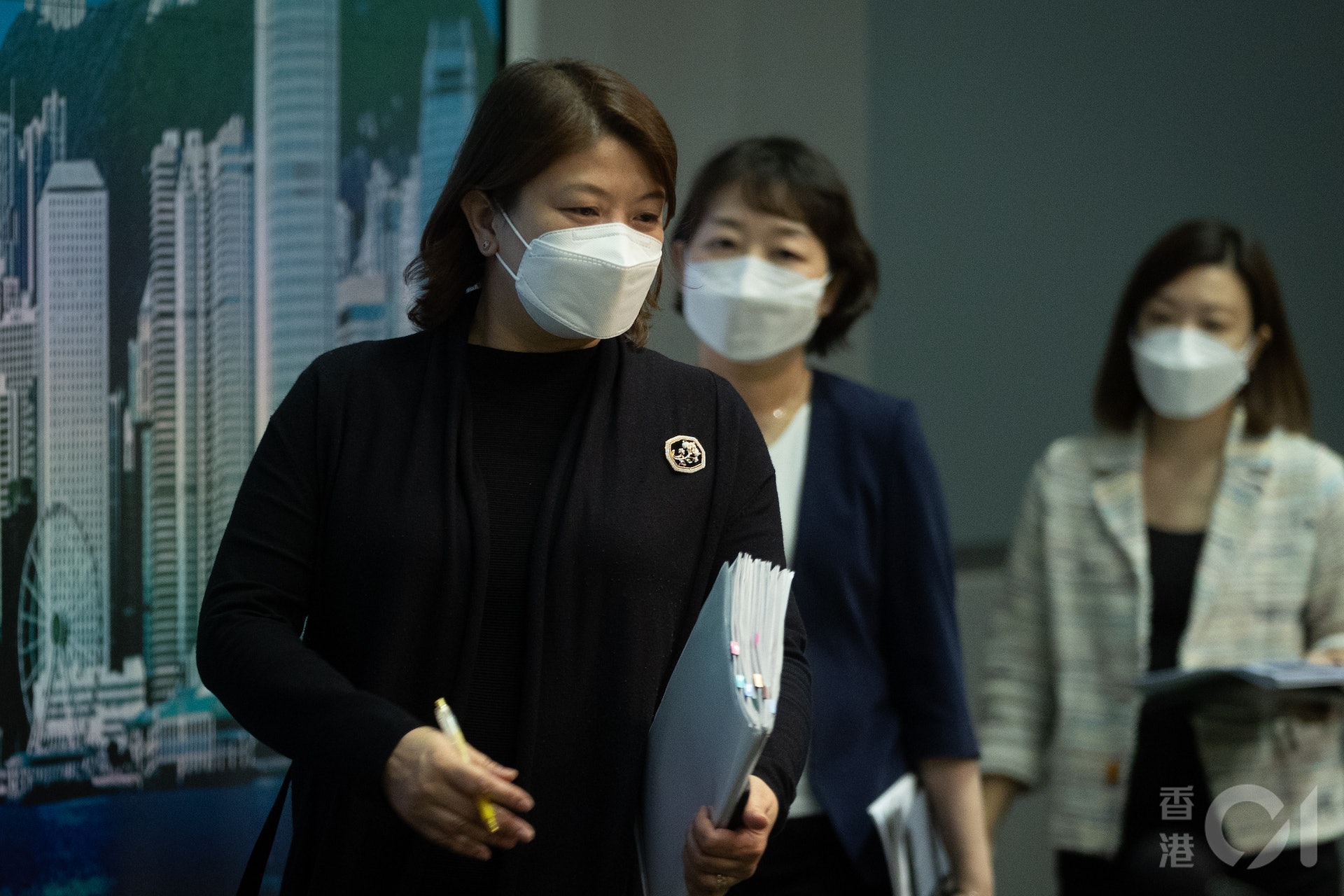 醫務衞生局副局長李夏茵(左)10月27日率相關人員宣布放寬社交距離措施,包括衞生署衞生防護中心傳染病處主任張竹君(中)及醫院管理局總行政經理(醫療職系)關慧敏(右)。(廖雁雄攝) 醫務衞生局副局長李夏茵(左)10月27日率相關人員宣布放寬社交距離措施,包括衞生署衞生防護中心傳染病處主任張竹君(中)及醫院管理局總行政經理(醫療職系)關慧敏(右)。(廖雁雄攝)