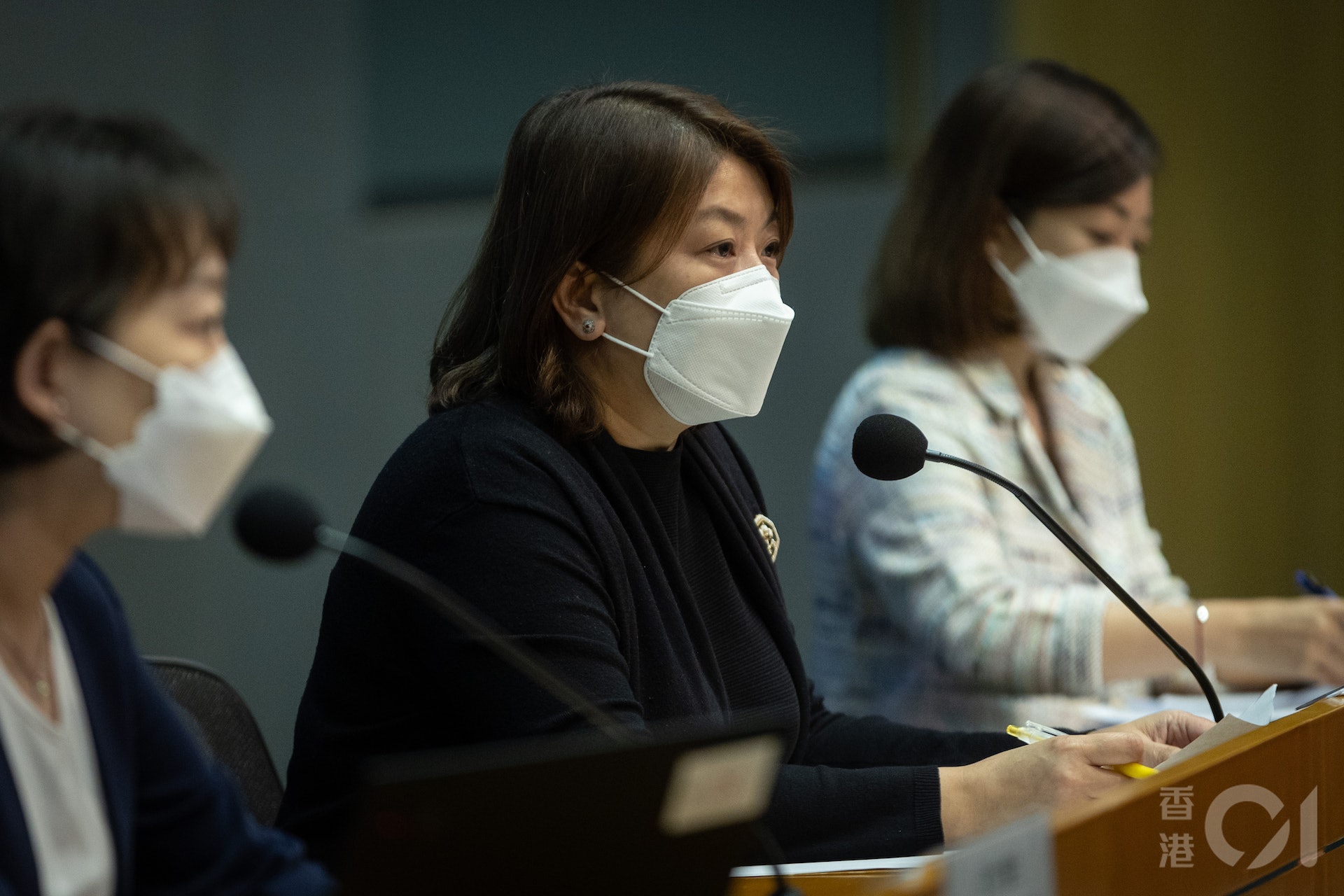 醫務衞生局副局長李夏茵(左)10月27日率相關人員宣布放寬社交距離措施,包括衞生署衞生防護中心傳染病處主任張竹君(左)及醫院管理局總行政經理(醫療職系)關慧敏(右)。(廖雁雄攝) 醫務衞生局副局長李夏茵(左)10月27日率相關人員宣布放寬社交距離措施,包括衞生署衞生防護中心傳染病處主任張竹君(左)及醫院管理局總行政經理(醫療職系)關慧敏(右)。(廖雁雄攝)