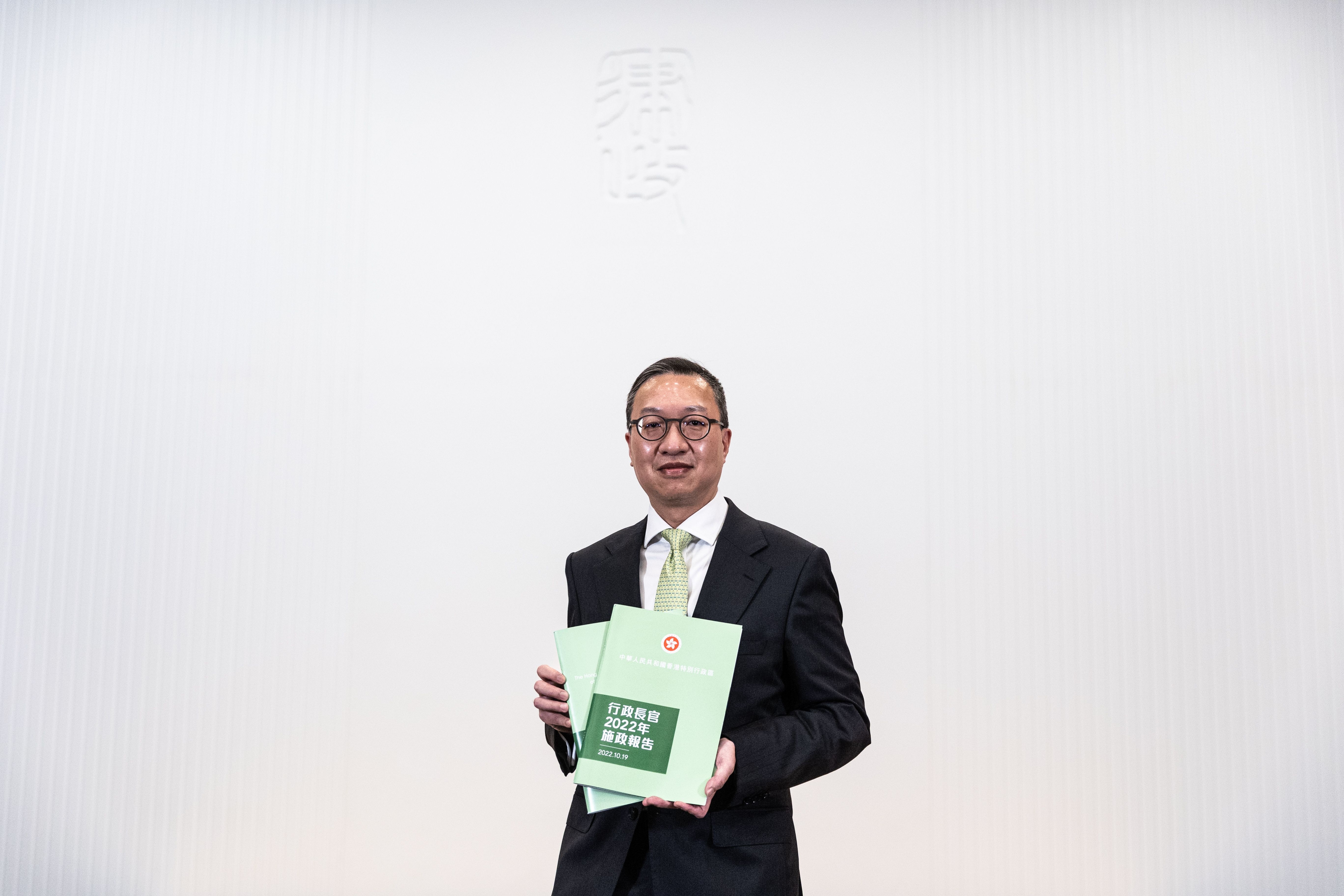 律政司司長林定國接受多間媒體訪問，認為「免針紙」引發的修例是一場意外。（梁鵬威攝）