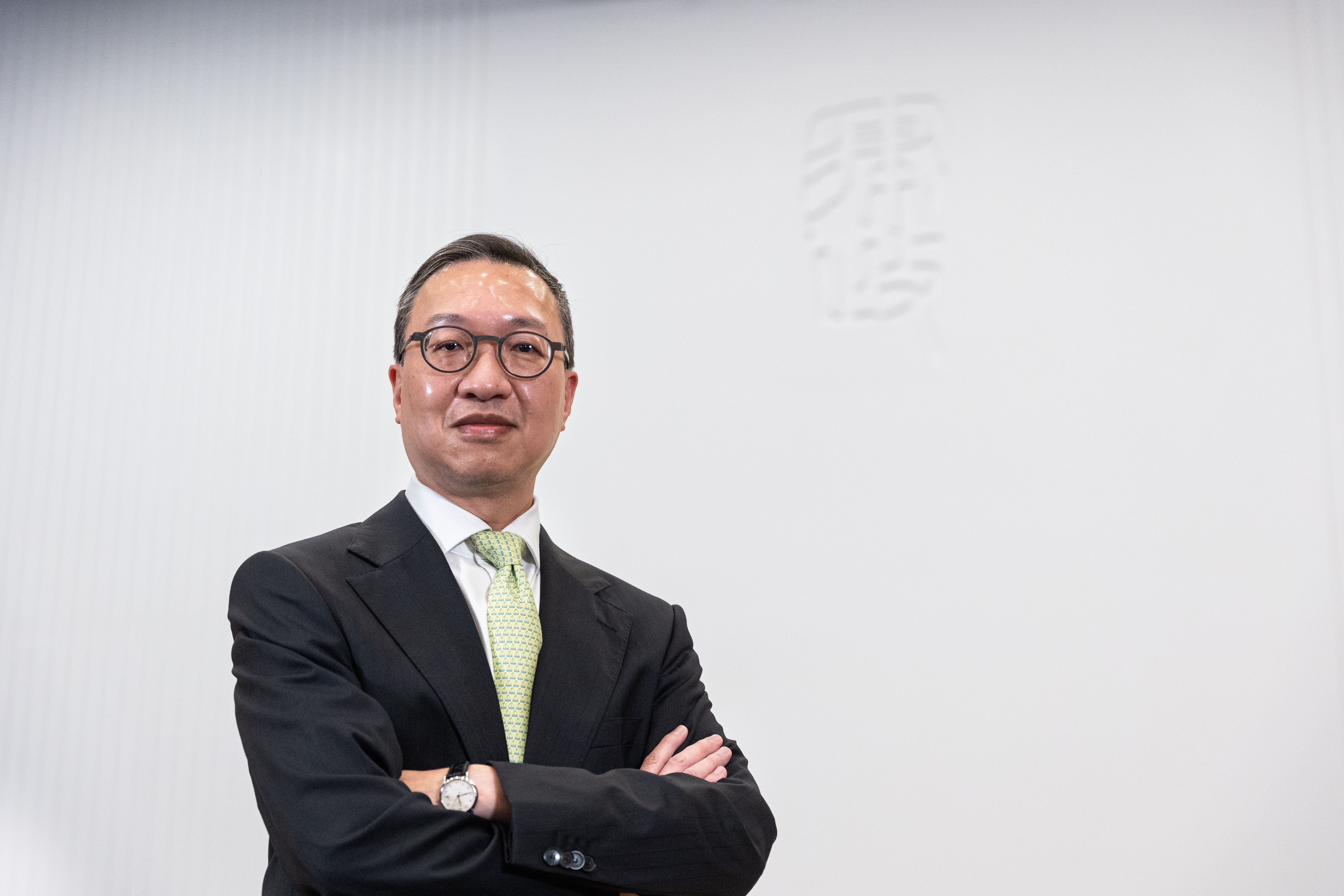 律政司司長林定國接受多間媒體訪問，認為「免針紙」引發的修例是一場意外。（梁鵬威攝）