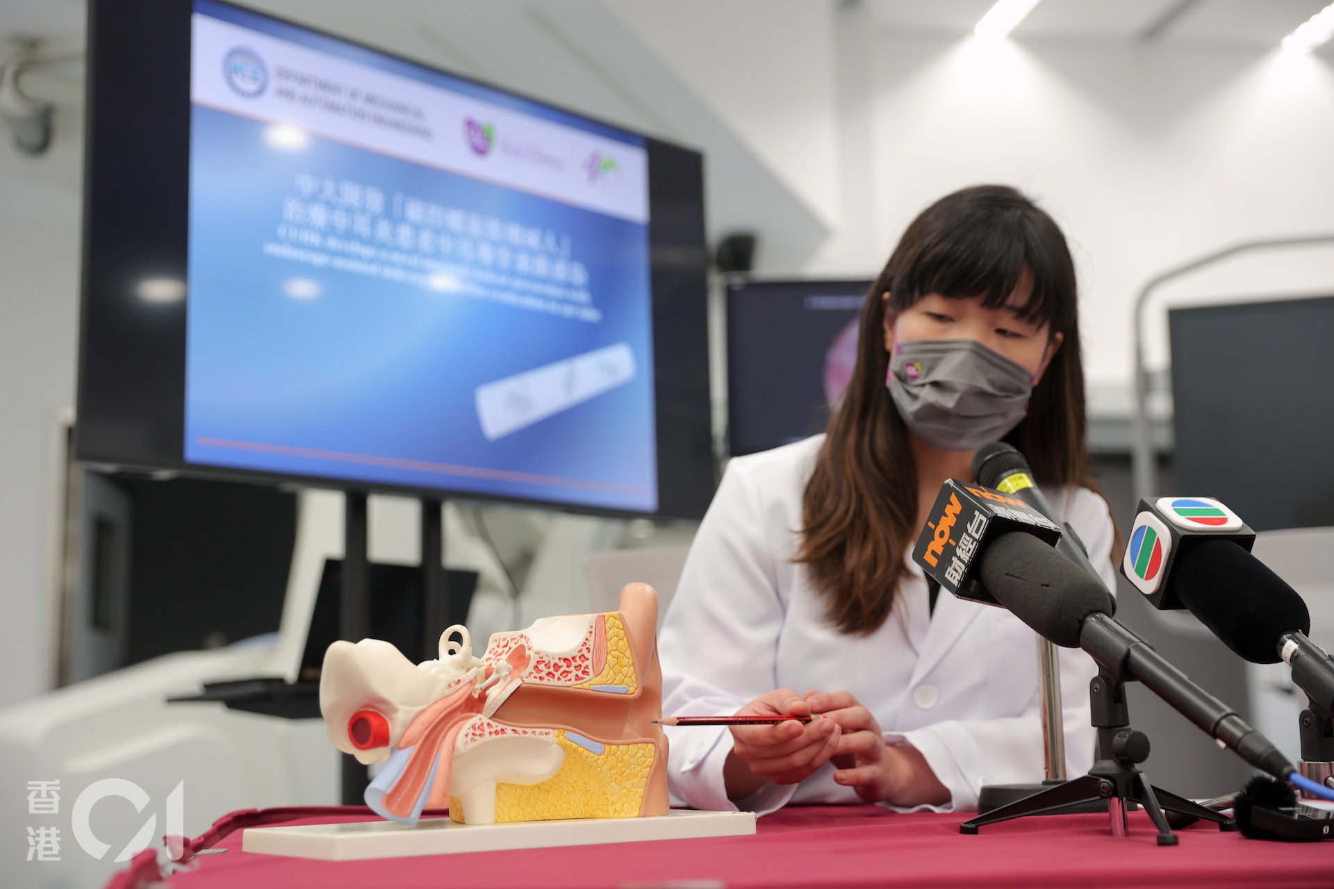 耳鼻喉科助理教授張慧子表示,以往要清潔導管就要做手術,程序繁複又費時。(夏家朗攝) 耳鼻喉科助理教授張慧子表示,以往要清潔導管就要做手術,程序繁複又費時。(夏家朗攝)
