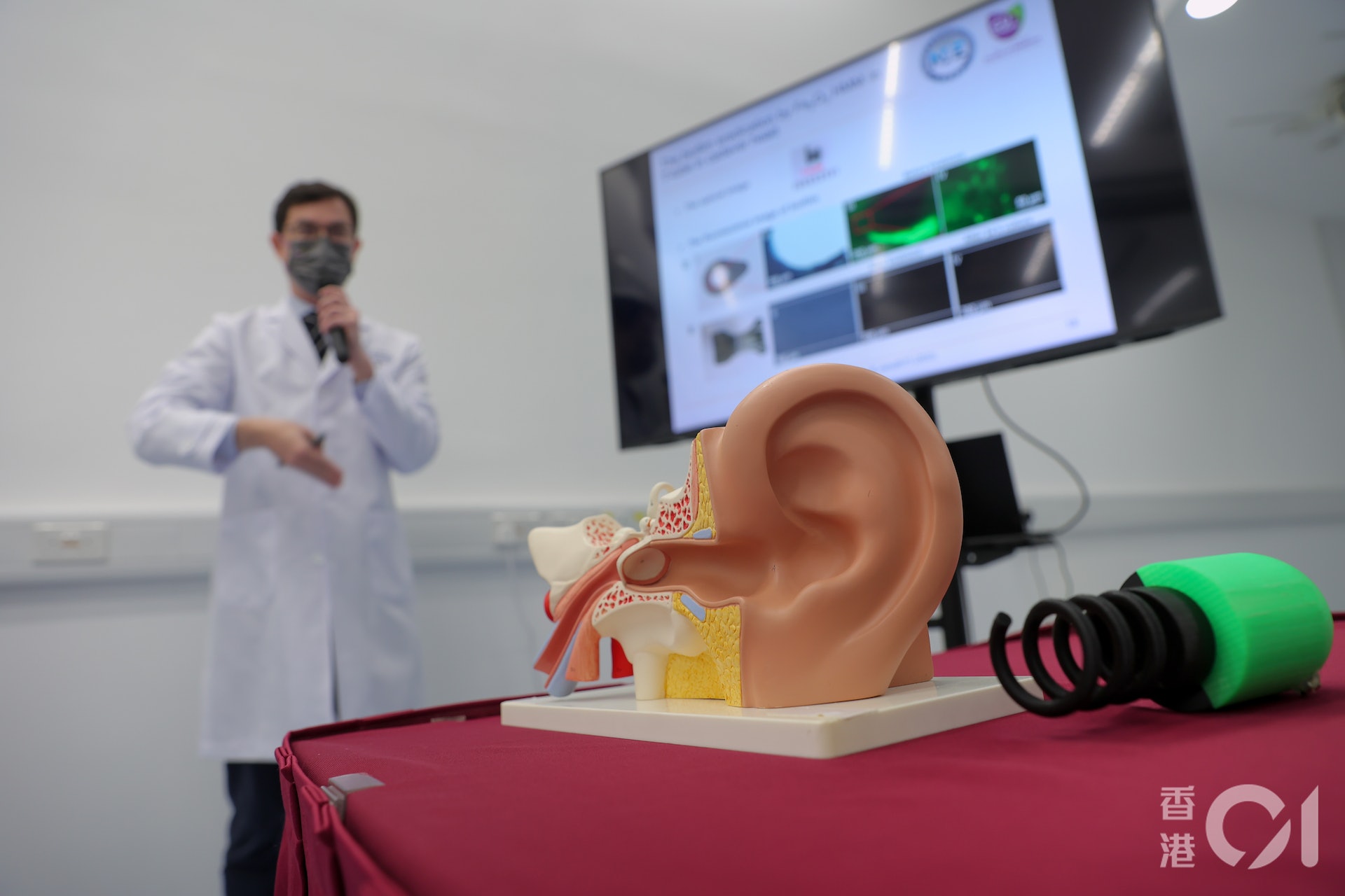 中大跨學科團隊研發「磁控螺旋微機械人」，幫助中耳炎患者更方便清潔耳導管內菌膜。（夏家朗攝）