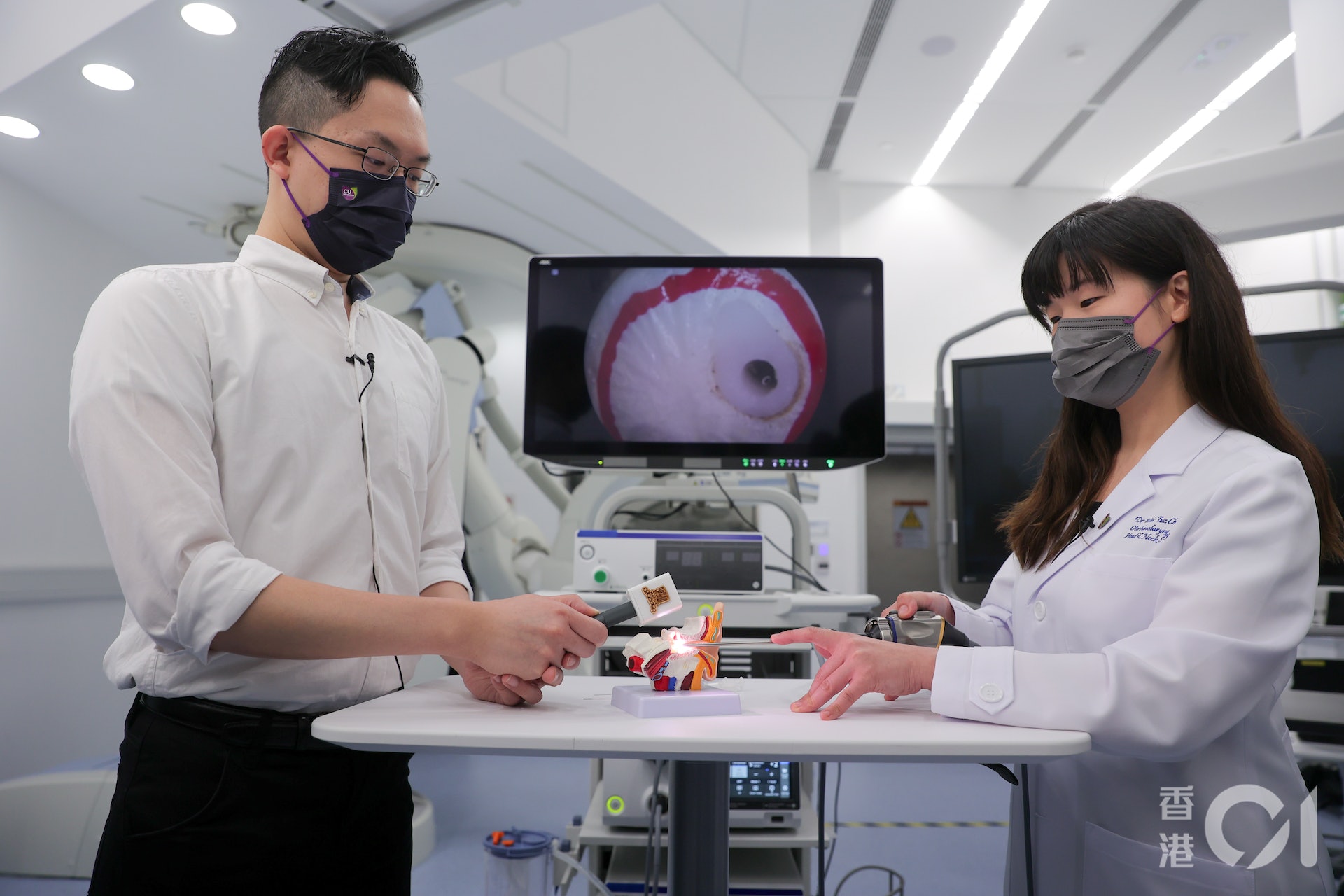 耳鼻喉科助理教授張慧子（右）與其團隊成員示範「機械人」耳導管內清潔。（夏家朗攝）