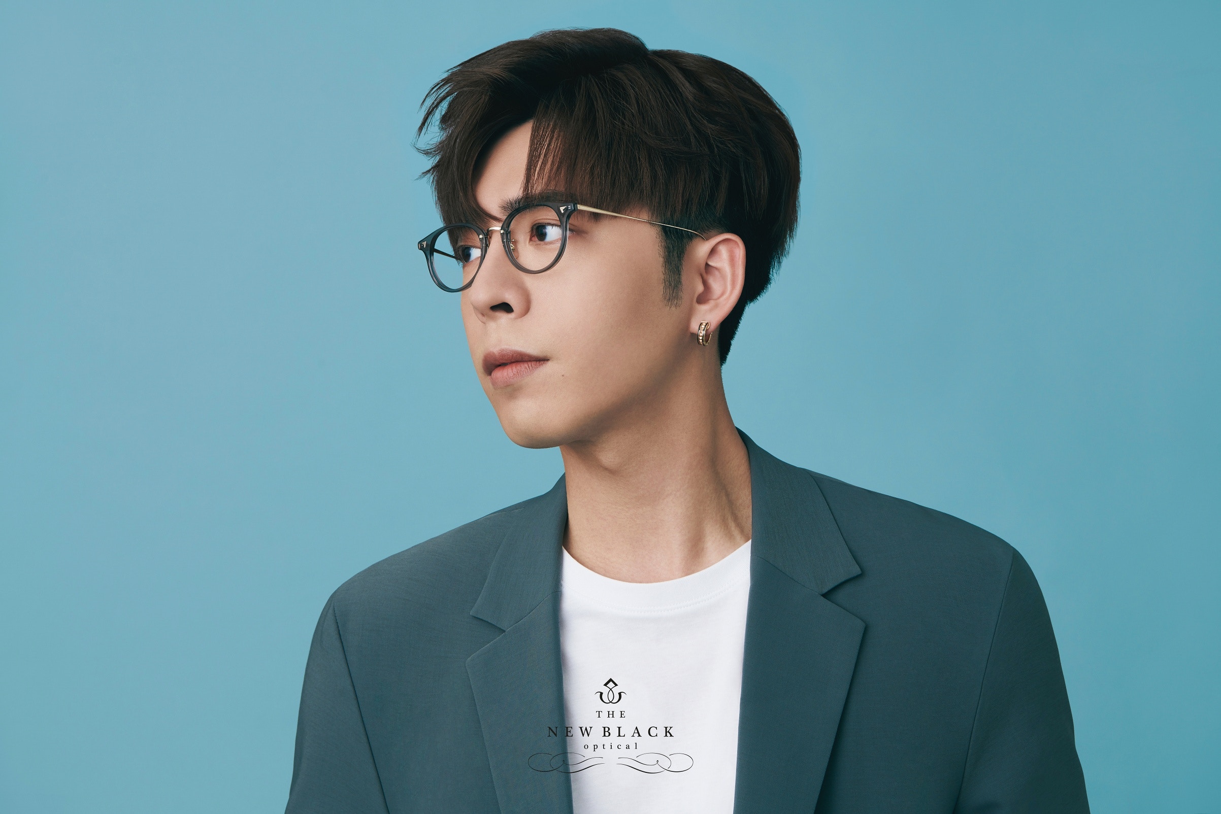 Edan呂爵安奠定 眼鏡男神 地位為本地品牌影造型照爆文青味