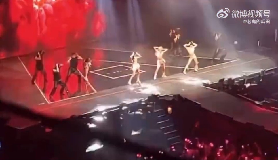 Jennie突然尖叫起來,然後嚇到往後退及跪下,疑似是耳機漏電,過程被現場的粉絲錄下來 (微博圙片) Jennie突然尖叫起來,然後嚇到往後退及跪下,疑似是耳機漏電,過程被現場的粉絲錄下來 (微博圙片)