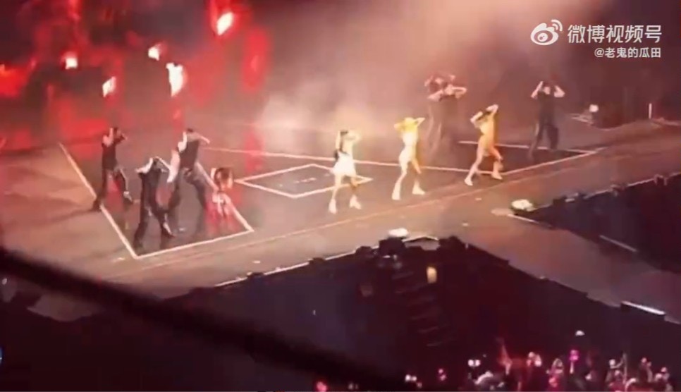 然間Jennie一聲尖叫，之後就抱著頭往後退 (微博圖片)