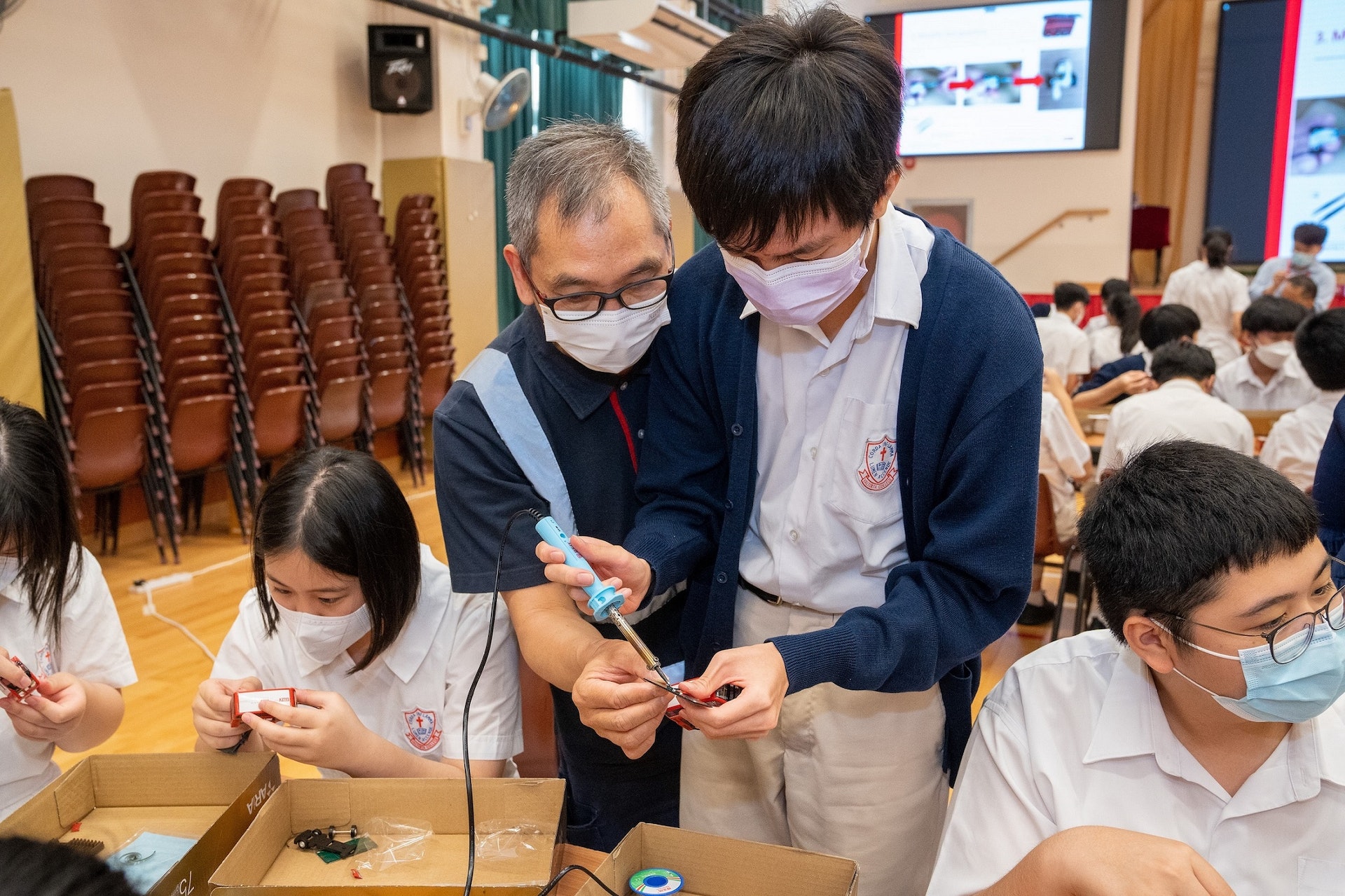 課程內容包括STEM工作城，由九巴學院導師指導學生製作太陽能巴士模型。（九巴提供）