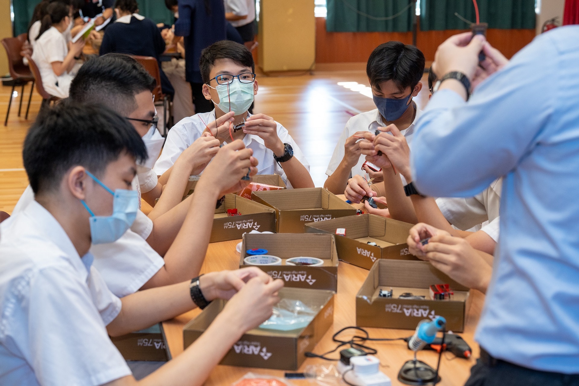 課程內容包括STEM工作城,由九巴學院導師指導學生製作太陽能巴士模型。(九巴提供) 課程內容包括STEM工作城,由九巴學院導師指導學生製作太陽能巴士模型。(九巴提供)