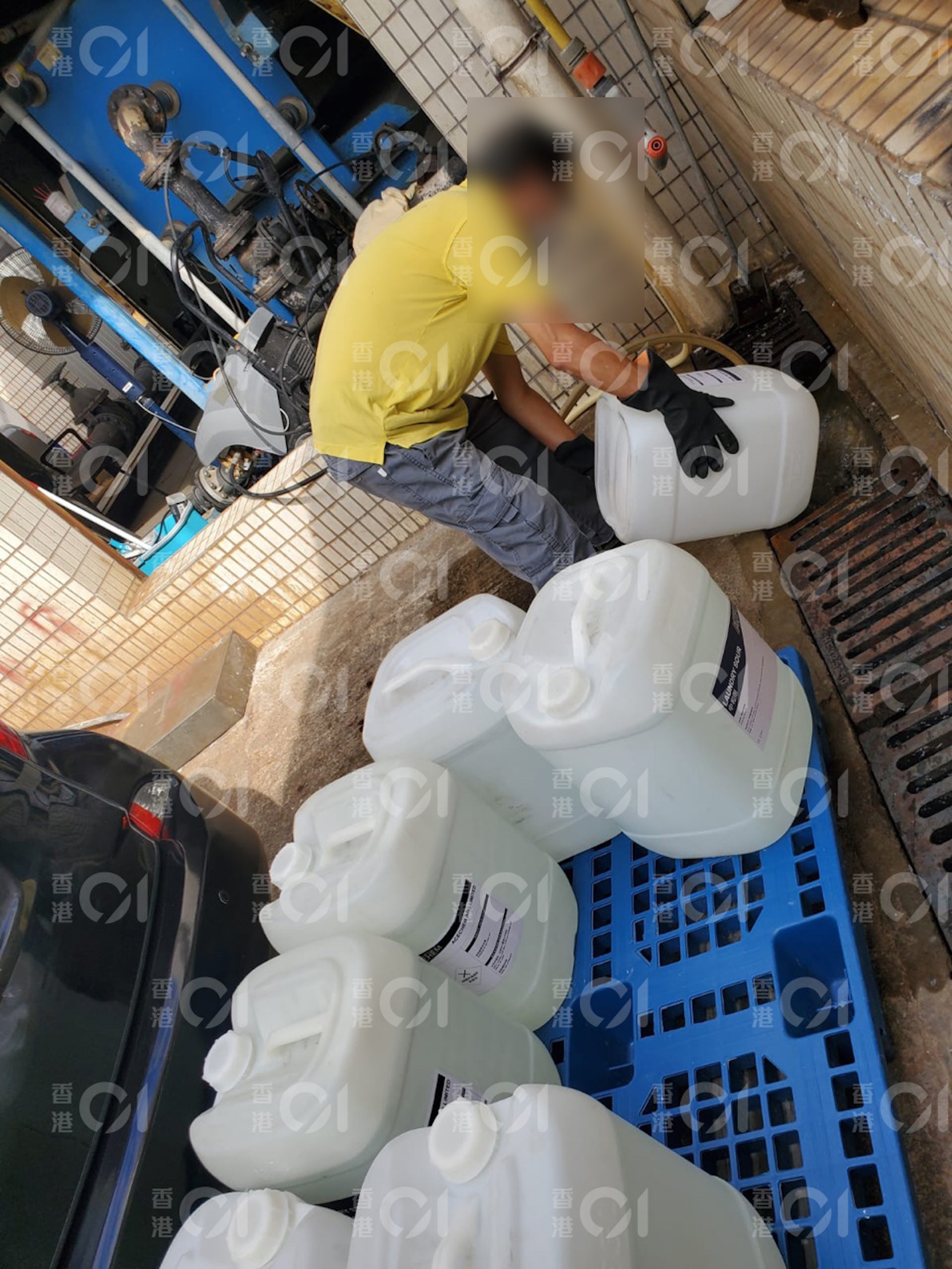 屯門醫院蝴蝶灣洗衣房,懷疑有員工將強毒性化學品倒進渠內。(讀者提供) 屯門醫院蝴蝶灣洗衣房,懷疑有員工將強毒性化學品倒進渠內。(讀者提供)