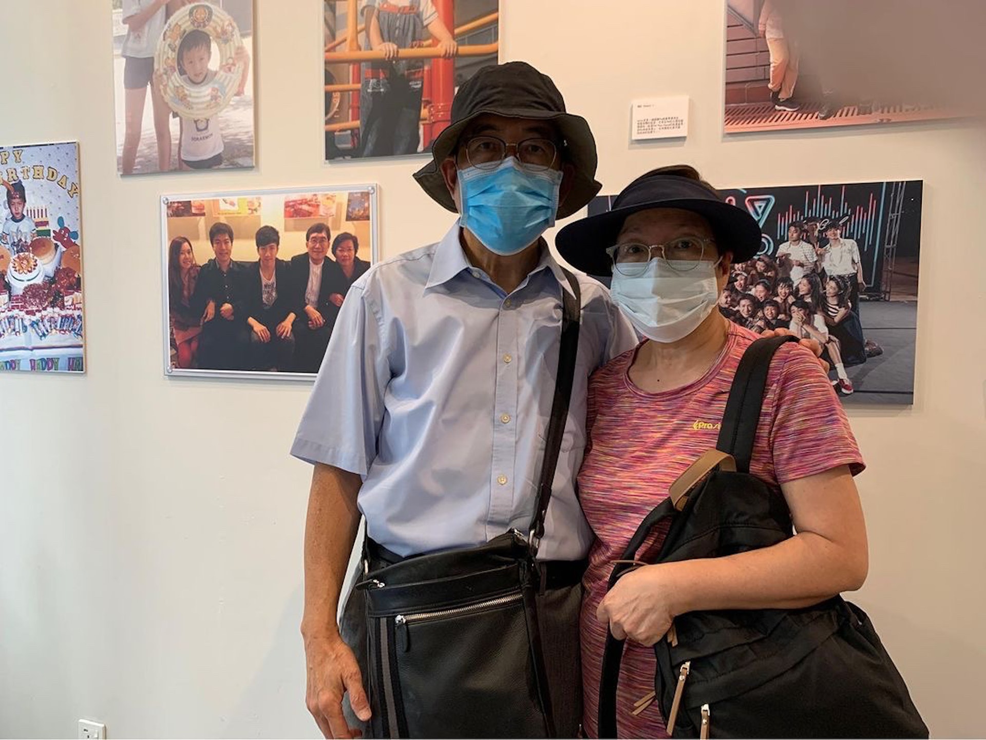 Mo父親李盛林牧師與太太參加友人為阿Mo舉辦的生日展覽。(李盛林牧師IG照片) Mo父親李盛林牧師與太太參加友人為阿Mo舉辦的生日展覽。(李盛林牧師IG照片)