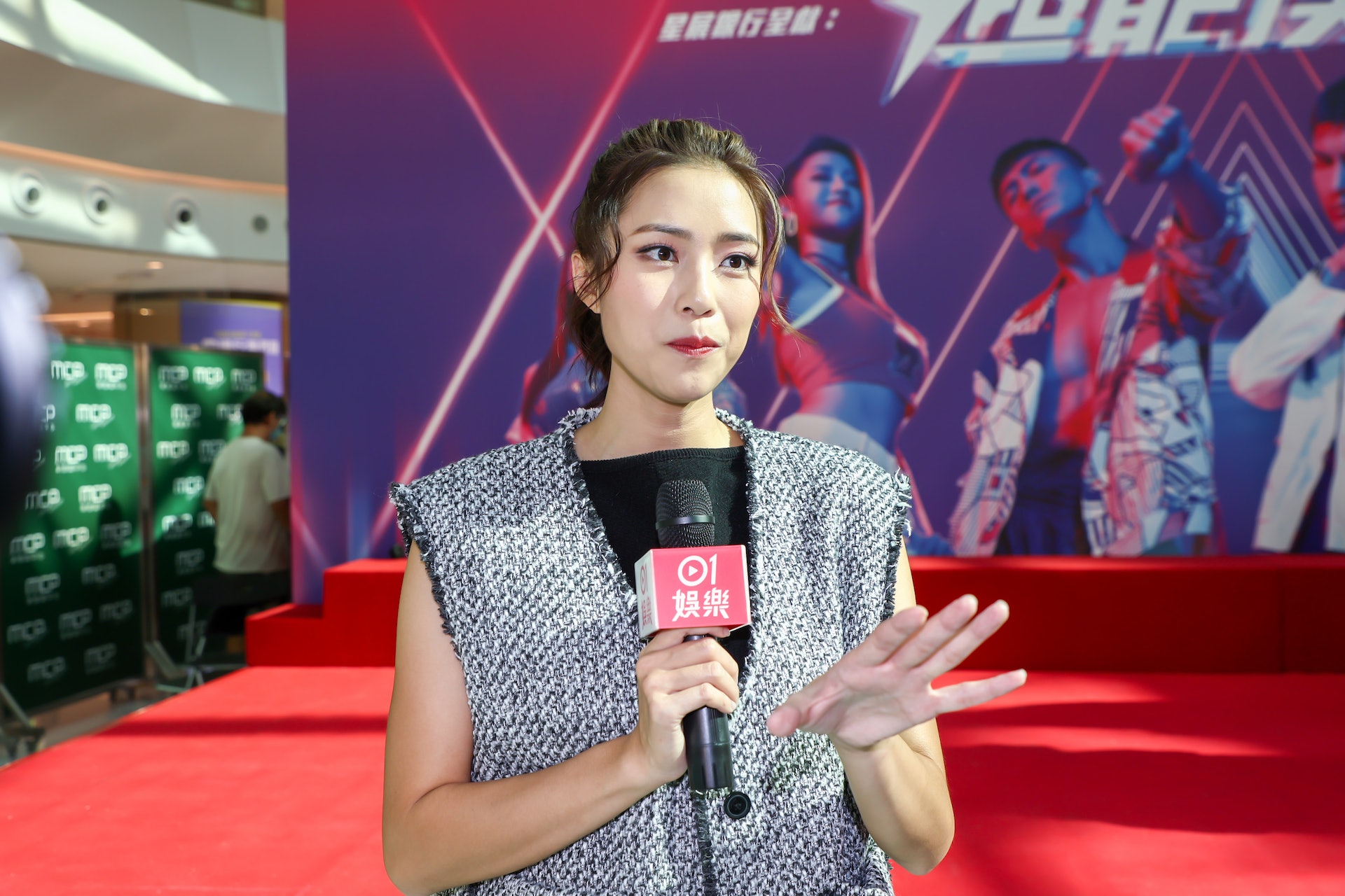 超能使者 劉穎鏇愛拍打戲踢腳動作ng十幾次 摀低身掂唔到腳趾 超能使者 劉穎鏇愛拍打戲踢腳動作ng十幾次 摀低身掂唔到腳趾