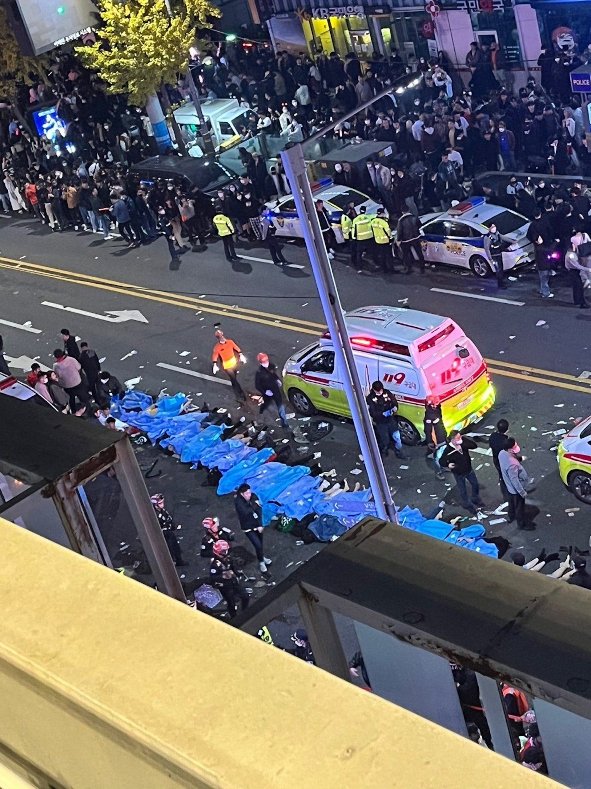 整排遺體被陸續送出。(圖:翻攝Twitter推特) 整排遺體被陸續送出。(圖:翻攝Twitter推特)