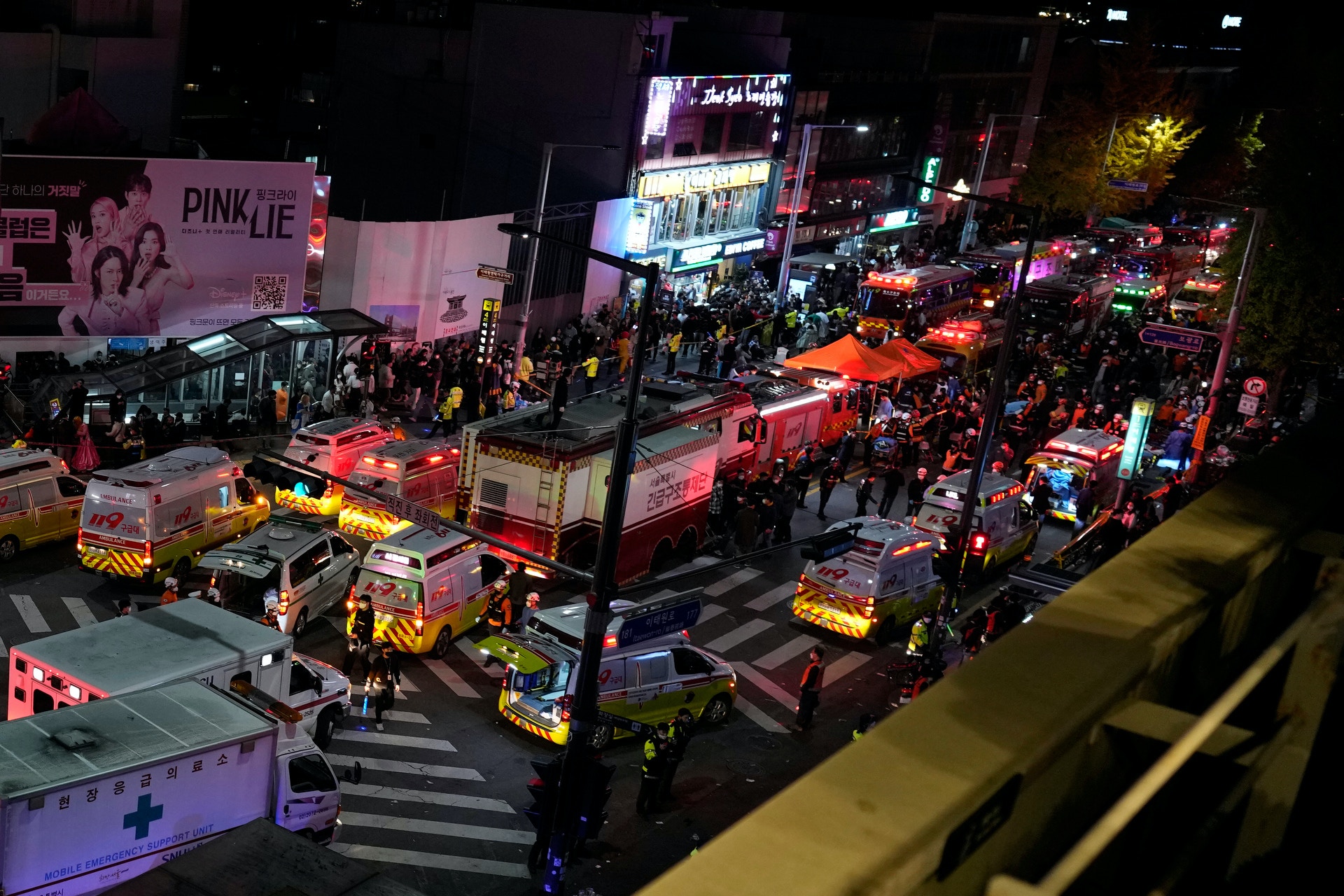 10月30日，韩国首尔，梨泰院发生人踩人事件，当局在现场划出临时急救中心。（Lee Jin-man／美联社）