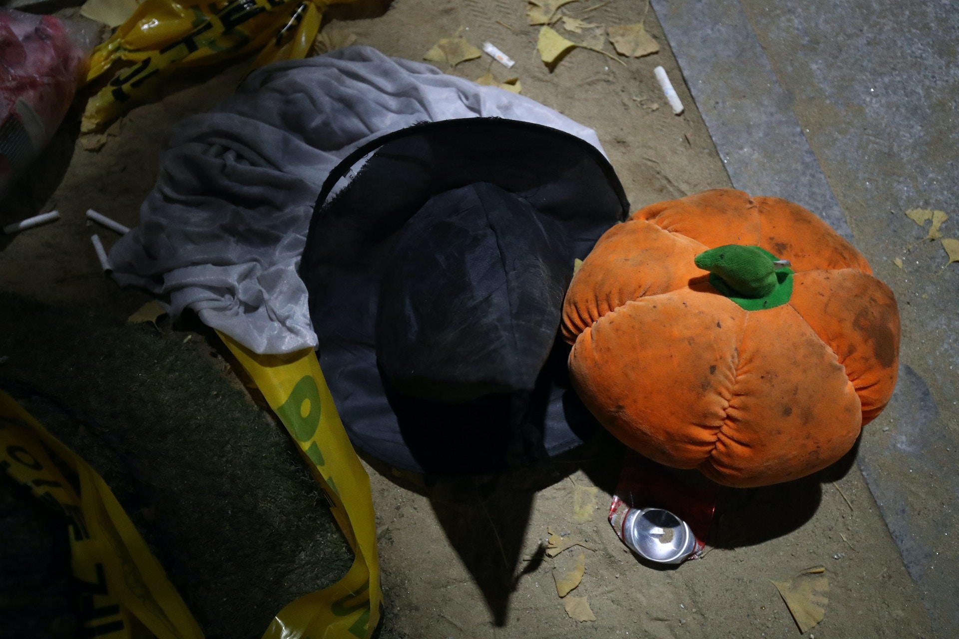 10月30日，韩国首尔，梨泰院小巷地上遗下巫婆帽和南瓜饰物。（Chung Sung-Jun/Getty Images）