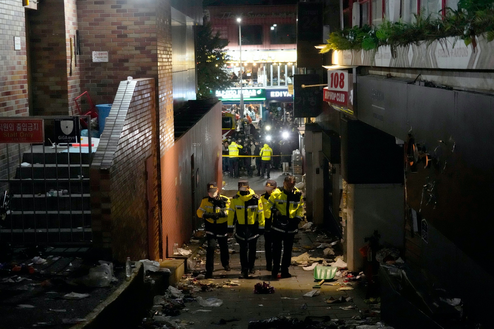 10月30日，韩国首尔，警员进入梨泰院的小巷，视察案发现场。（Ahn Young-joon／美联社）