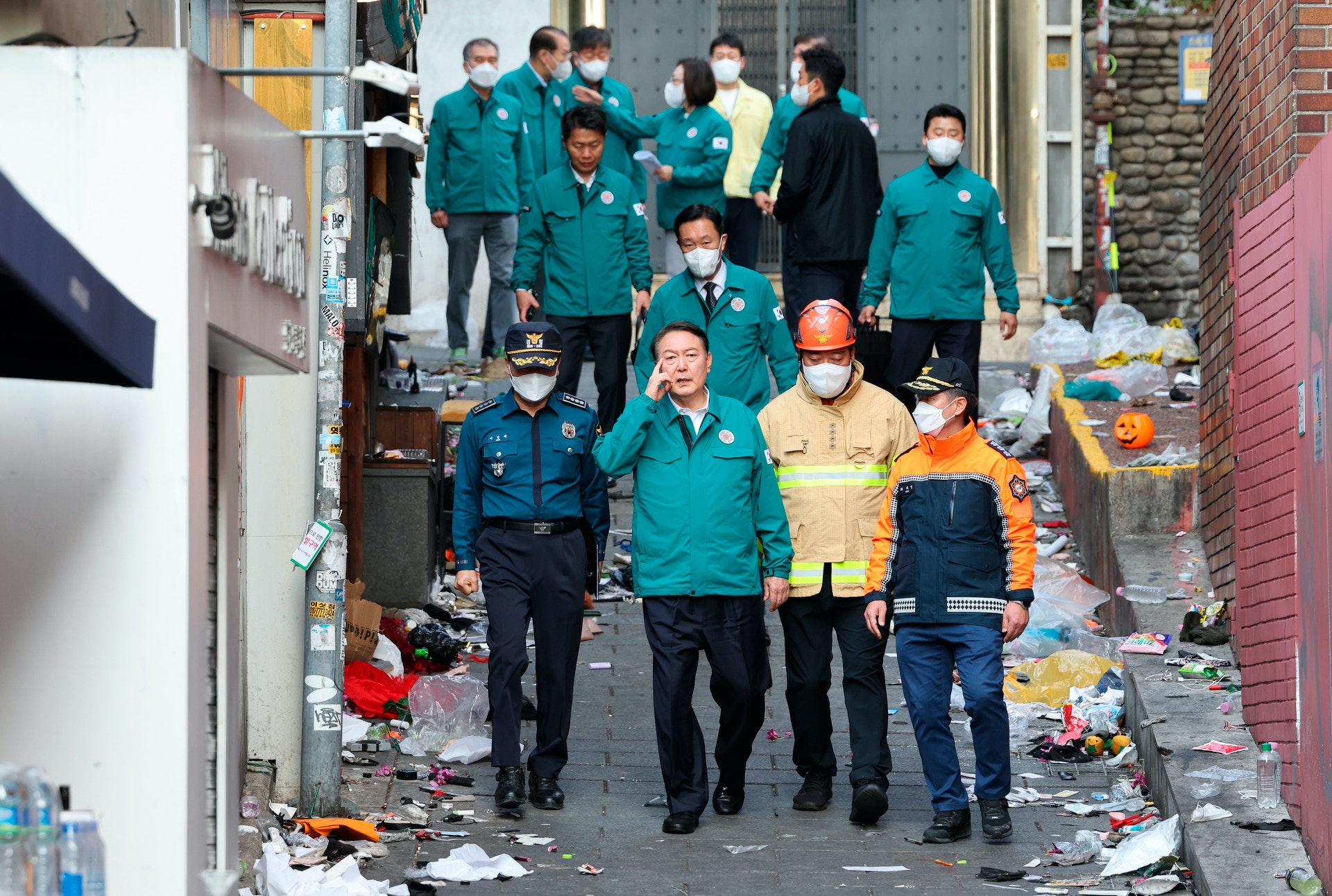 10月30日，韩国首尔，韩国总统尹锡悦到梨泰院视察。（Han Sang-gyun/Yonhap via 美联社）