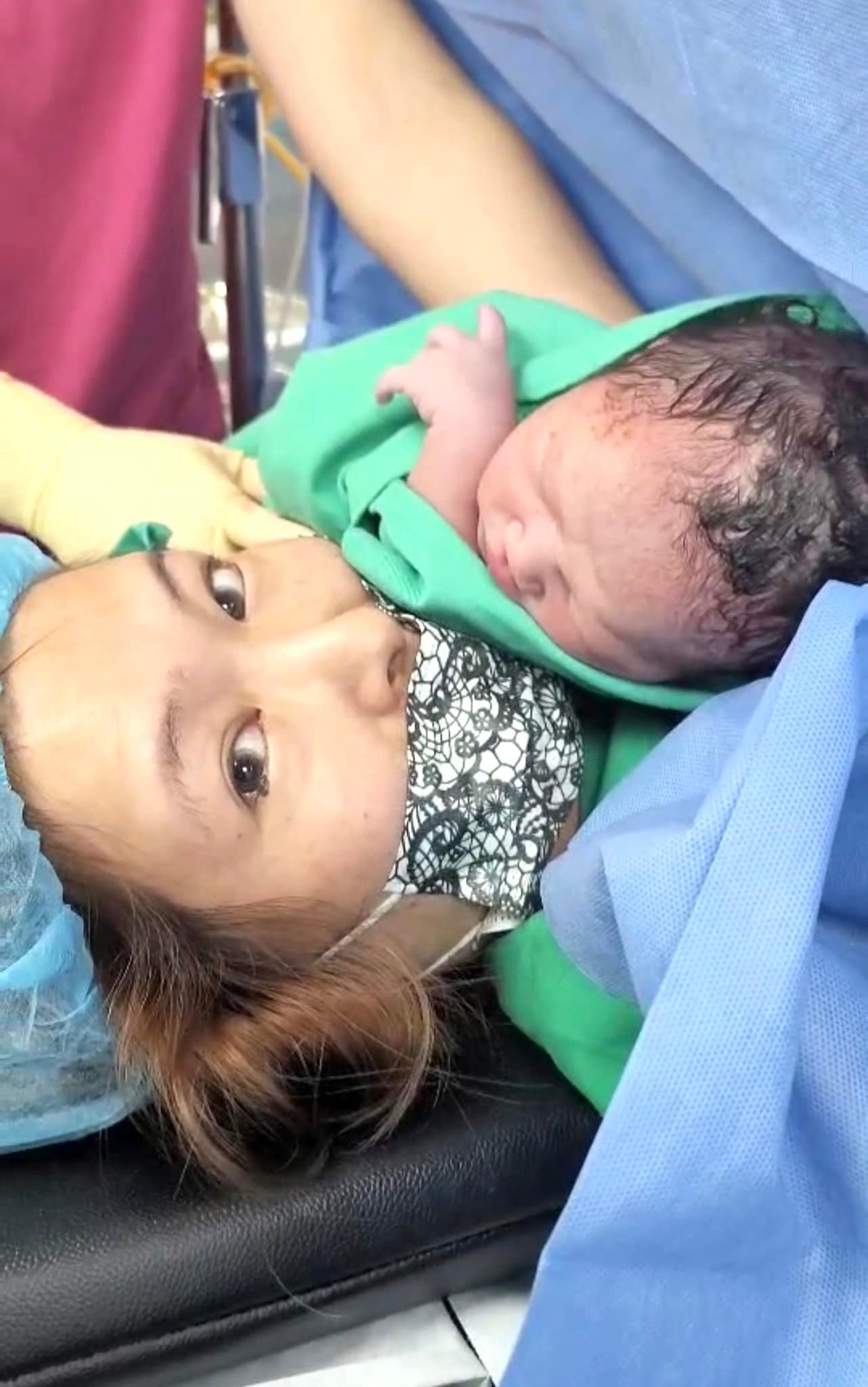 Makiyo在臉書開心PO出在與兒子的合照,宣布孩子已順利出生的好消息。(facebook@Makiyo new 川島茉樹代) Makiyo在臉書開心PO出在與兒子的合照,宣布孩子已順利出生的好消息。(facebook@Makiyo new 川島茉樹代)