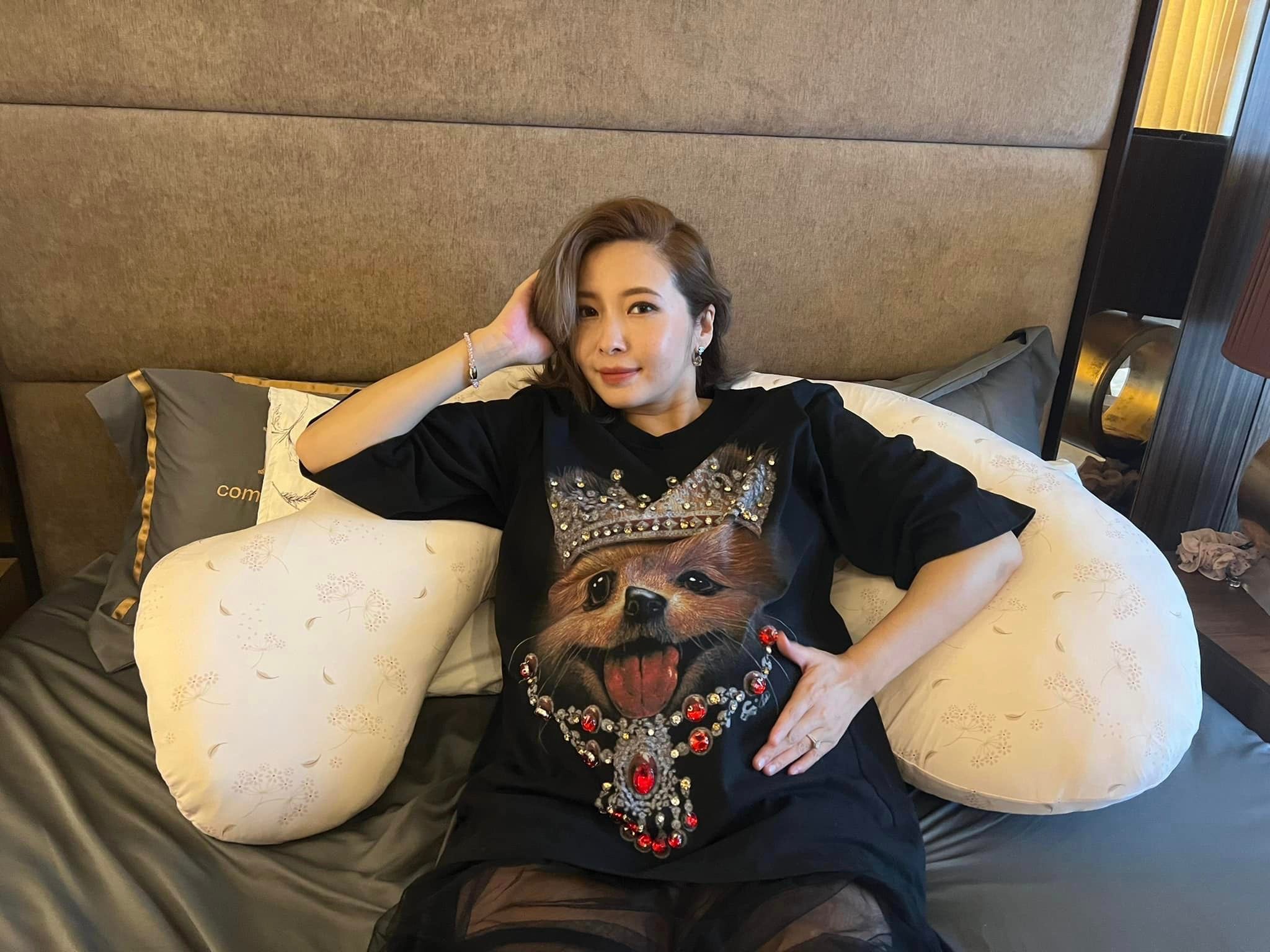 Makiyo在29日晚間9時順利產子,30日早上她就在臉書曬出第一張母子合照並感動寫下:「我白白胖胖、健康又很有力氣的兒子來到我身邊了」。(facebook@Makiyo new 川島茉樹代) Makiyo在29日晚間9時順利產子,30日早上她就在臉書曬出第一張母子合照並感動寫下:「我白白胖胖、健康又很有力氣的兒子來到我身邊了」。(facebook@Makiyo new 川島茉樹代)