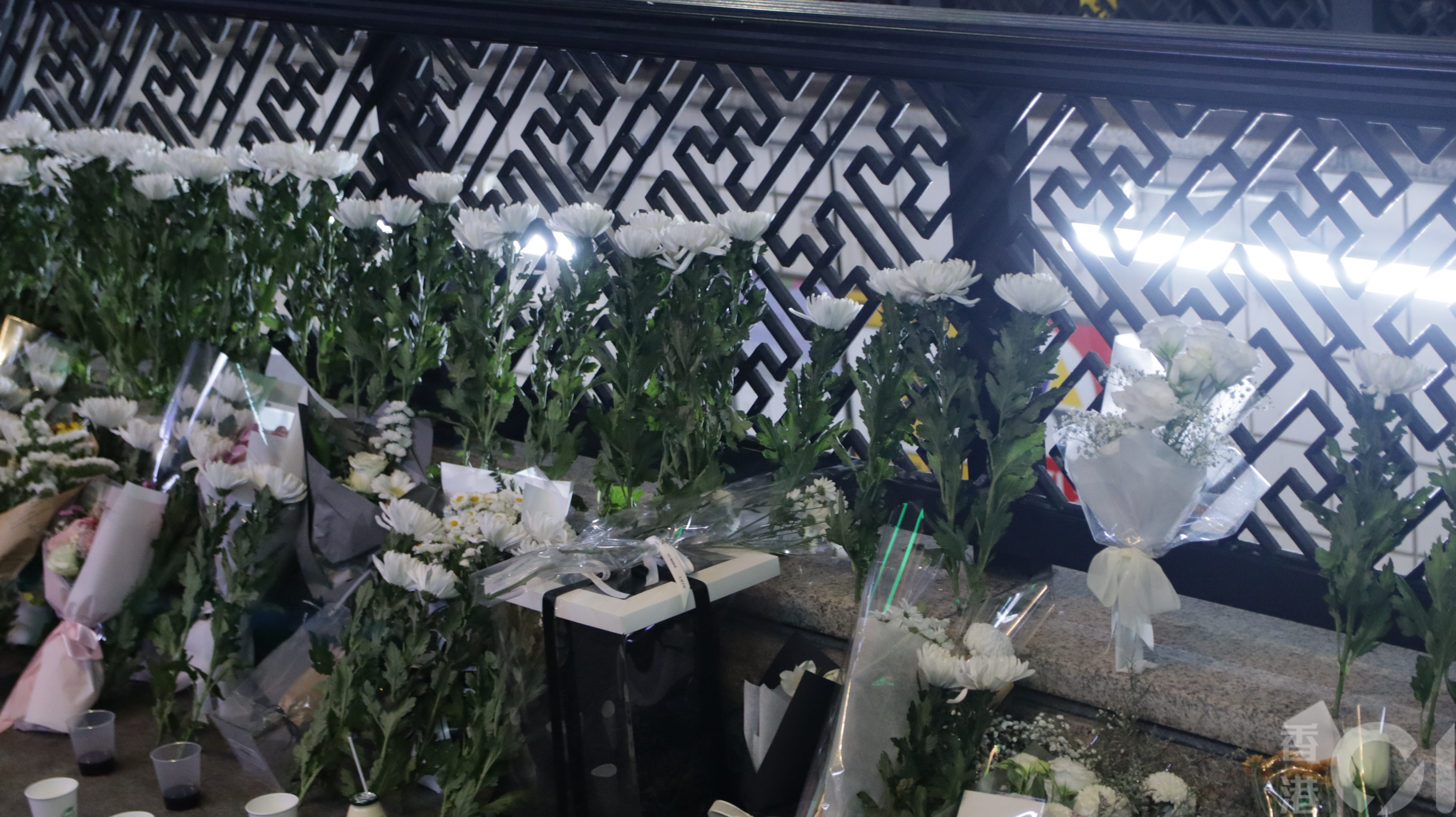 10月30日韓國梨泰院萬聖節人踩人慘劇翌日，現場圍封，有當地居民到場悼念，現場放滿白色鮮花。（特約記者施可瑩攝）