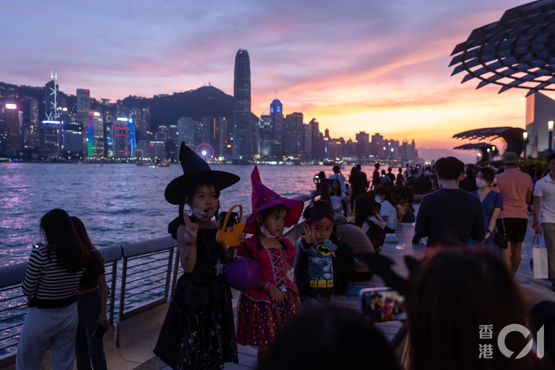 熱帶氣旋尼格逼近,10月30日傍晚天色良好,不少市民穿上萬聖節服飾外出慶祝。(廖雁雄攝) 熱帶氣旋尼格逼近,10月30日傍晚天色良好,不少市民穿上萬聖節服飾外出慶祝。(廖雁雄攝)