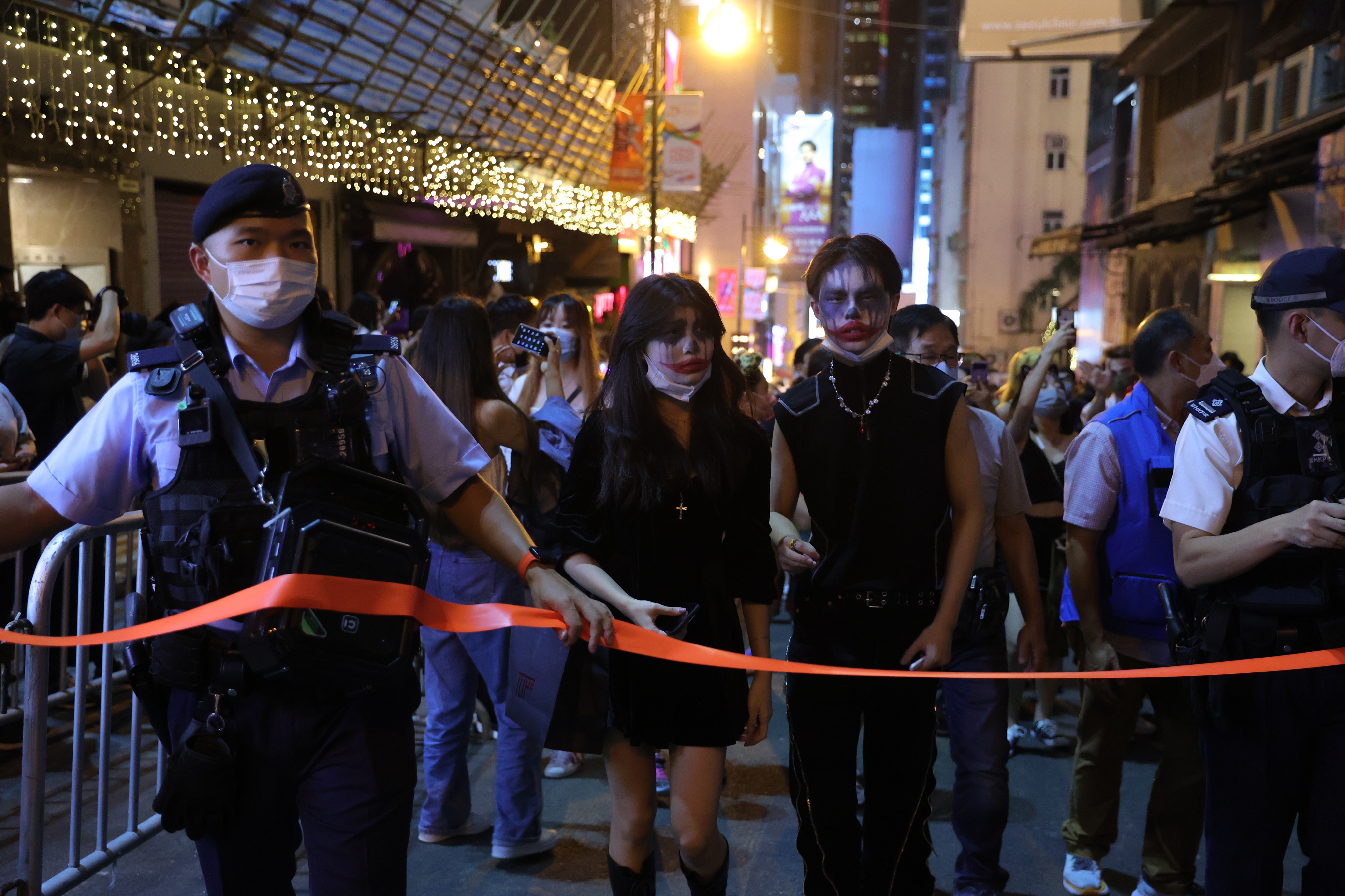 Halloween｜Lan Kwai Fong Police in Lan Kwai Fong urges forward to close