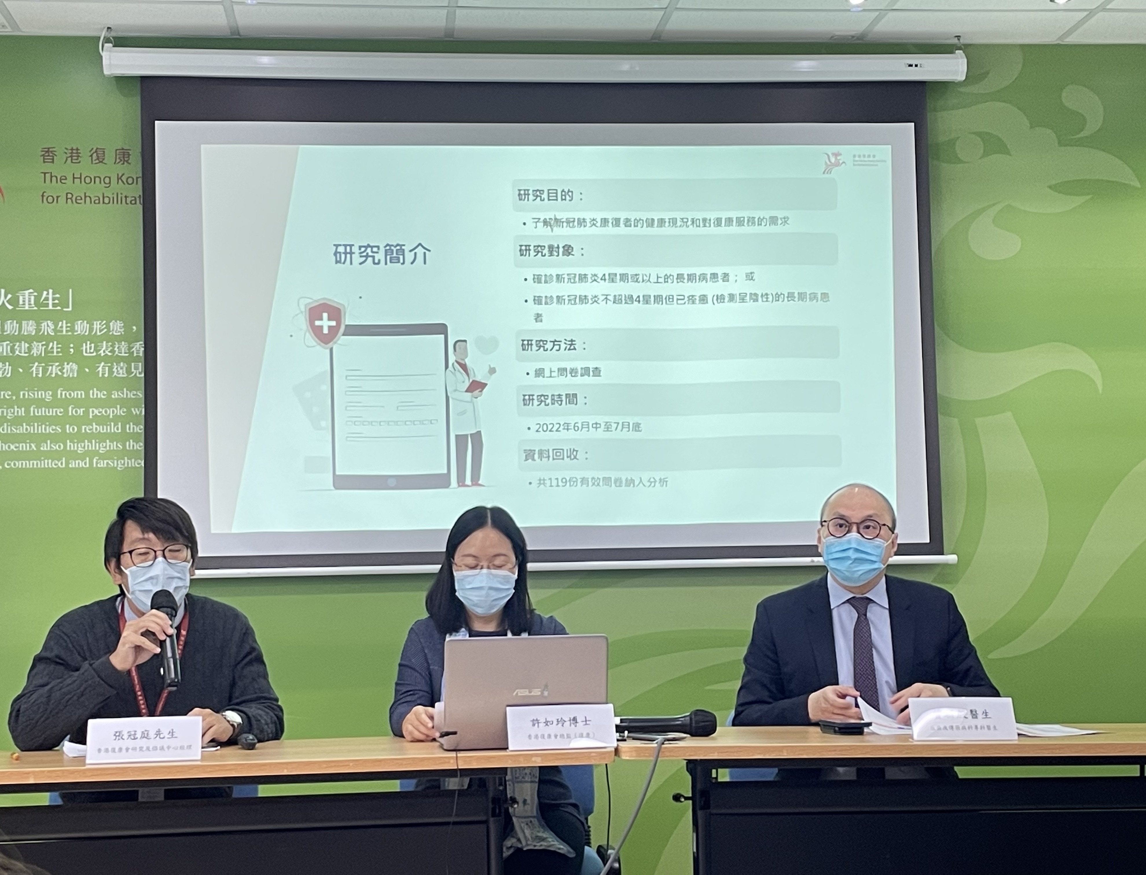 於9月底確診新冠肺炎的Carol（左） 表示，康復後出現疲倦、失眠、氣喘、皮疹等問題。（鄧宇詩攝）