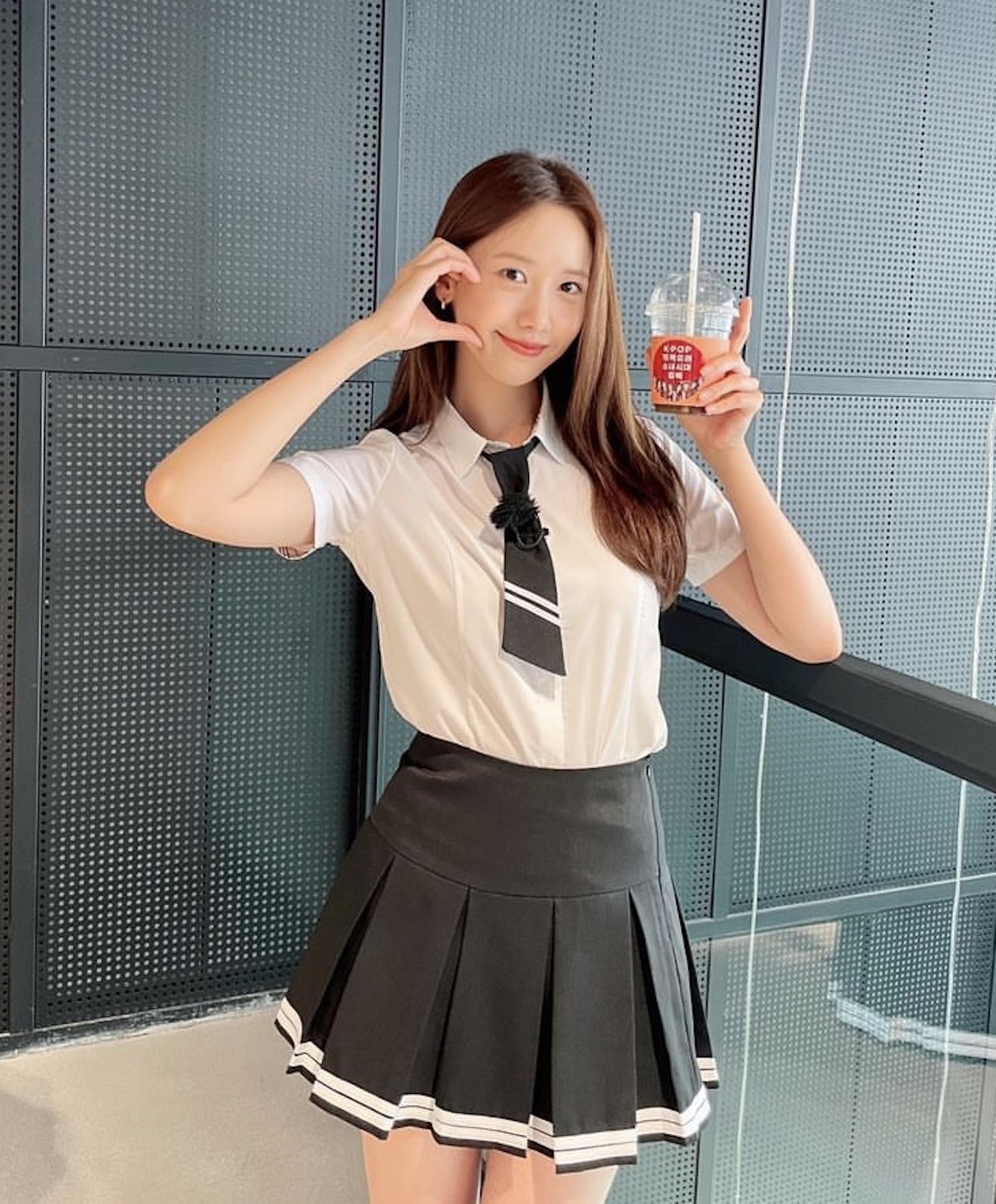 允兒近年亦嘗試挑戰演戲,被網民封為「零死角女神」。(IG @yoona__lim) 允兒近年亦嘗試挑戰演戲,被網民封為「零死角女神」。(IG @yoona__lim)