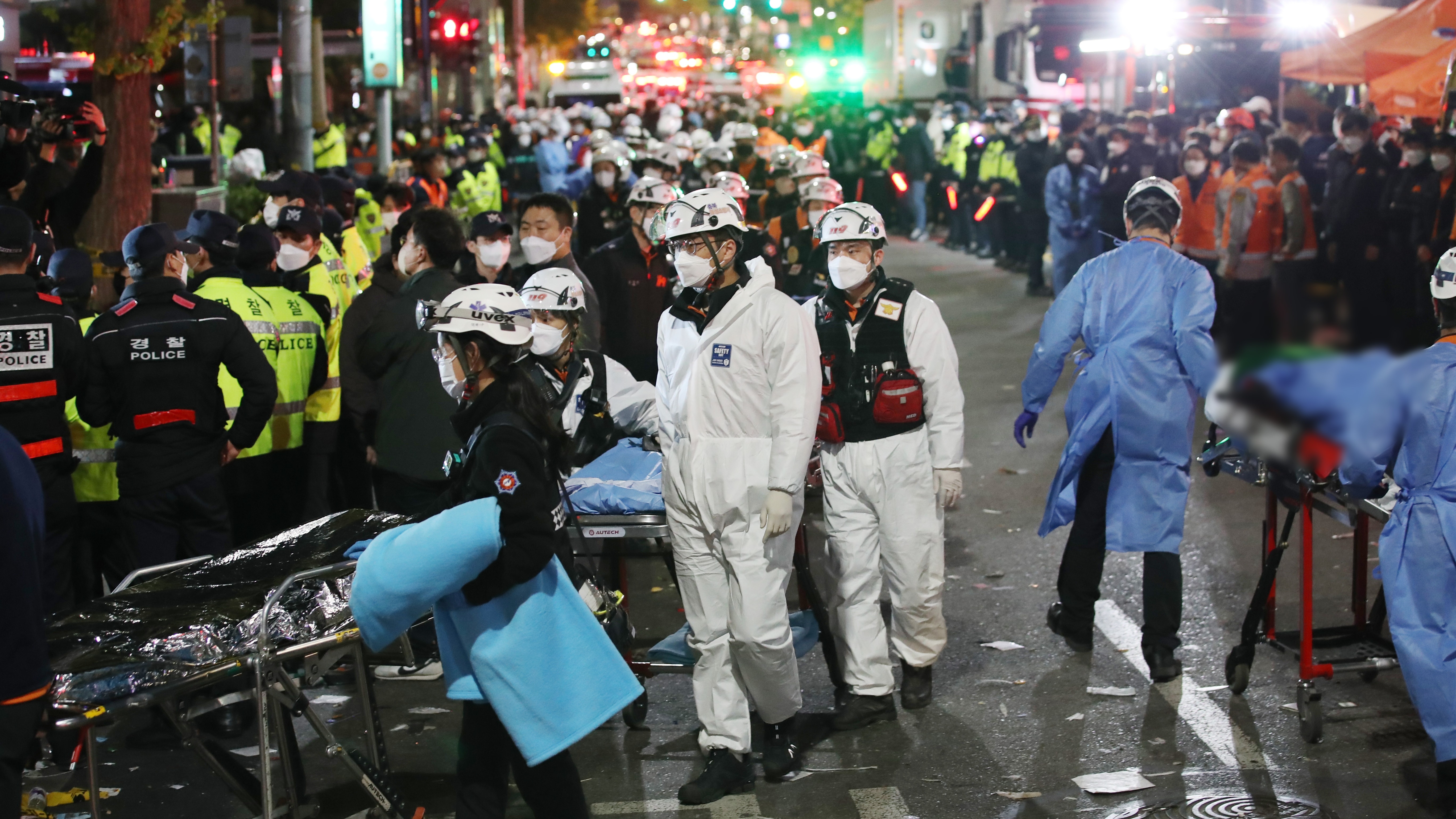10月30日凌晨，在韩国首尔市龙山区梨泰院洞一带，救护人员在现场工作。（新华社）