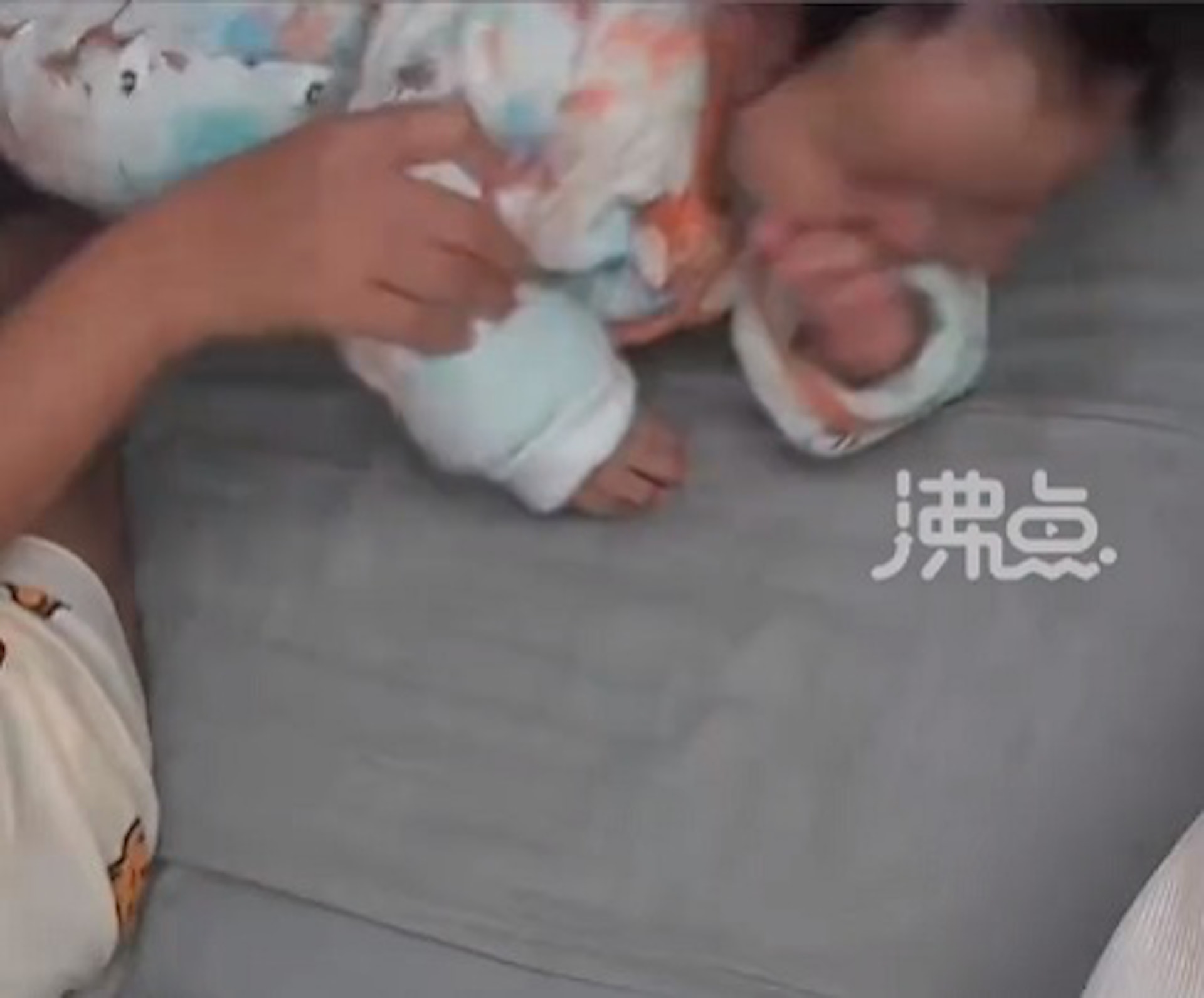 早前大陸湖南有一位媽媽，以為9個月大的寶寶要吐奶，趕緊為他拍背，沒想到寶寶咳一咳竟吐出一根尖銳圖釘，讓媽媽當場嚇傻，趕緊送醫。（沸點截圖）