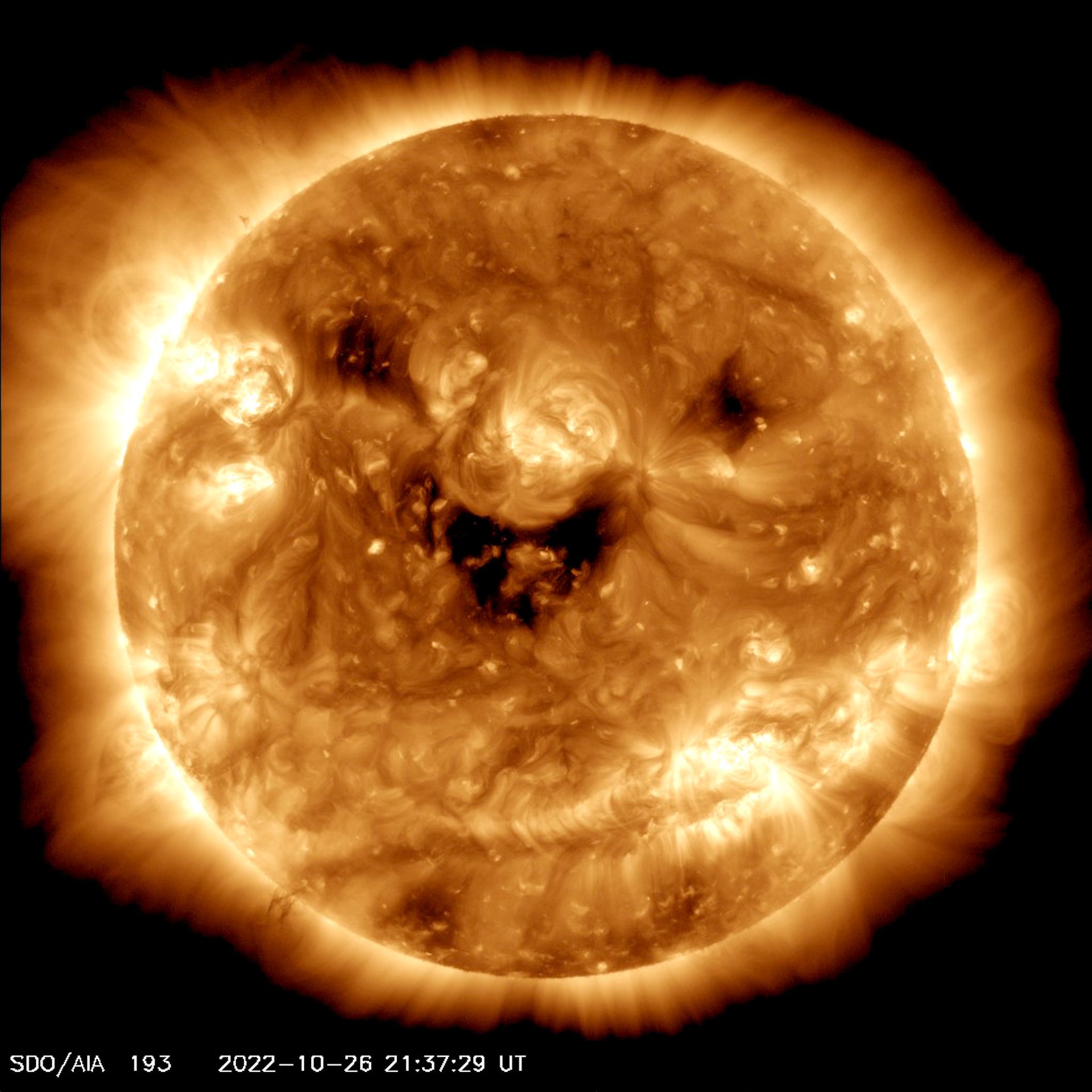 美國國家航空暨太空總署(NASA)10月27日發布了一張新的太陽衛星圖像,圖片中的太陽竟然彷彿掛著笑臉一般,引發網友討論。(Twitter@NASASun) 美國國家航空暨太空總署(NASA)10月27日發布了一張新的太陽衛星圖像,圖片中的太陽竟然彷彿掛著笑臉一般,引發網友討論。(Twitter@NASASun)