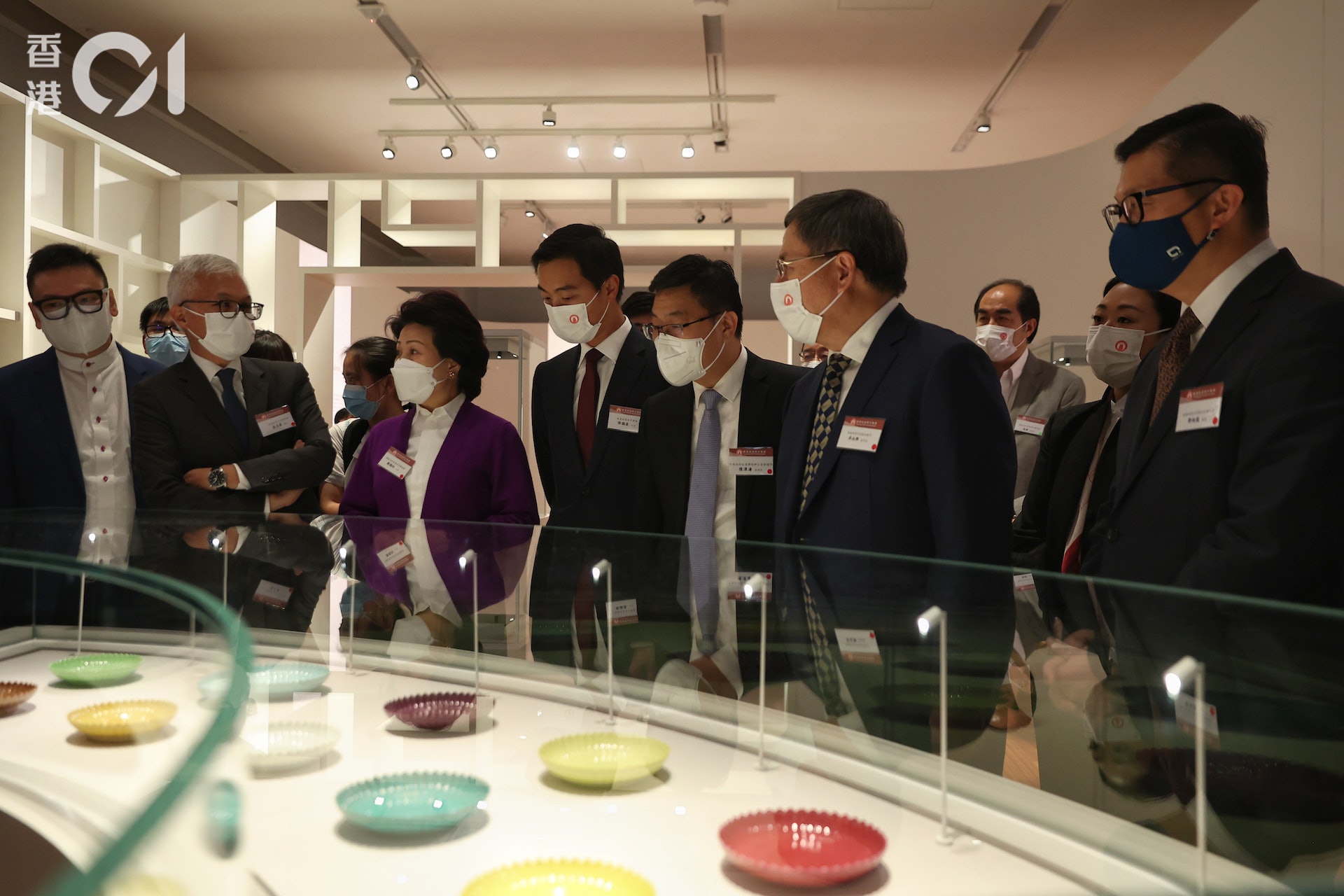 多名應該岀席官員之後到展館參觀。(張浩維攝) 多名應該岀席官員之後到展館參觀。(張浩維攝)